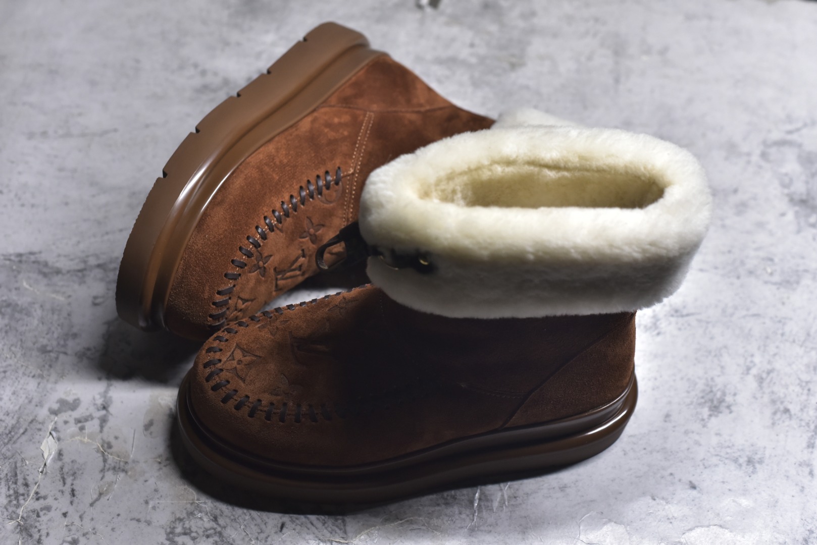 图片[7]-#LV路易威登L家 驴牌 Cortina系列 毛靴 雪地靴 短靴 本款 Cortina 闭趾凉拖出自 LV Ski 系列，为绒面牛皮革局部压印Monogram 图案，搭配舒适羊毛皮内衬与点缀LV Circle 标识的皮革鞋带。舒适构型可于冬日假期与都市生活间无缝切换 配送专柜精美包装🛍📦 ▪️面料 ： 原版定制进口头层牛皮 ▪️内里 ： 进口保暖羊毛里 ▪️鞋底 ： 原版开模防滑TPU材质 ▪️底厚 ：4.5cm ▪️尺码： 35 36 37 38 39 40 41 高帮-选品中心