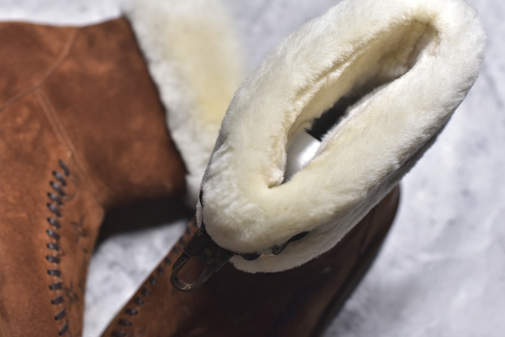 图片[9]-#LV路易威登L家 驴牌 Cortina系列 毛靴 雪地靴 短靴 本款 Cortina 闭趾凉拖出自 LV Ski 系列，为绒面牛皮革局部压印Monogram 图案，搭配舒适羊毛皮内衬与点缀LV Circle 标识的皮革鞋带。舒适构型可于冬日假期与都市生活间无缝切换 配送专柜精美包装🛍📦 ▪️面料 ： 原版定制进口头层牛皮 ▪️内里 ： 进口保暖羊毛里 ▪️鞋底 ： 原版开模防滑TPU材质 ▪️底厚 ：4.5cm ▪️尺码： 35 36 37 38 39 40 41 高帮-选品中心