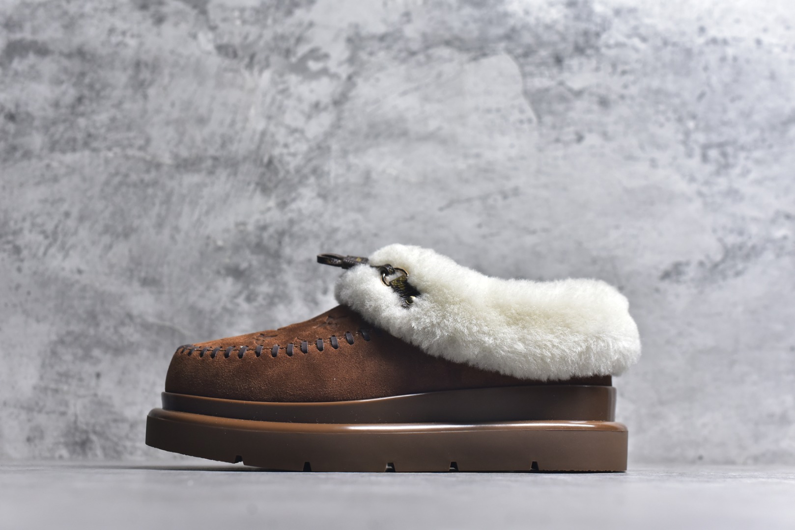 #LV路易威登L家 驴牌 Cortina系列 毛靴 雪地靴 短靴 本款 Cortina 闭趾凉拖出自 LV Ski 系列，为绒面牛皮革局部压印Monogram 图案，搭配舒适羊毛皮内衬与点缀LV Circle 标识的皮革鞋带。舒适构型可于冬日假期与都市生活间无缝切换 配送专柜精美包装🛍📦 ▪️面料 ： 原版定制进口头层牛皮 ▪️内里 ： 进口保暖羊毛里 ▪️鞋底 ： 原版开模防滑TPU材质 ▪️底厚 ：4.5cm ▪️尺码： 35 36 37 38 39 40 41 低帮-选品中心