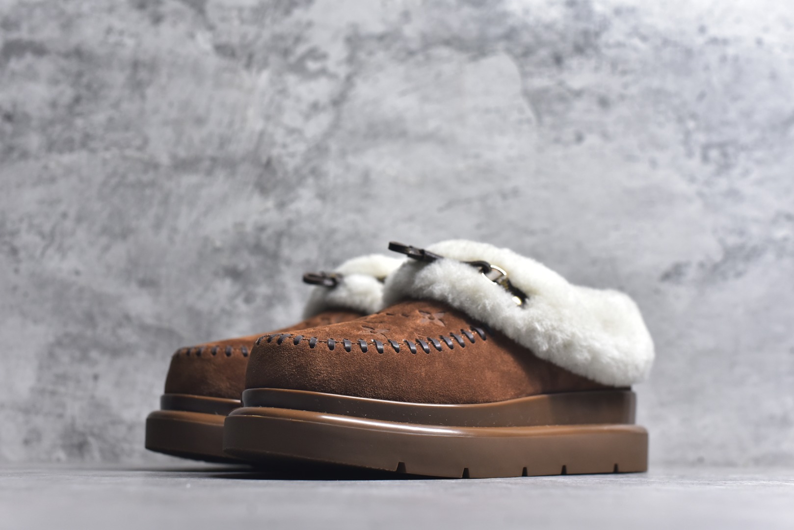 图片[2]-#LV路易威登L家 驴牌 Cortina系列 毛靴 雪地靴 短靴 本款 Cortina 闭趾凉拖出自 LV Ski 系列，为绒面牛皮革局部压印Monogram 图案，搭配舒适羊毛皮内衬与点缀LV Circle 标识的皮革鞋带。舒适构型可于冬日假期与都市生活间无缝切换 配送专柜精美包装🛍📦 ▪️面料 ： 原版定制进口头层牛皮 ▪️内里 ： 进口保暖羊毛里 ▪️鞋底 ： 原版开模防滑TPU材质 ▪️底厚 ：4.5cm ▪️尺码： 35 36 37 38 39 40 41 低帮-选品中心