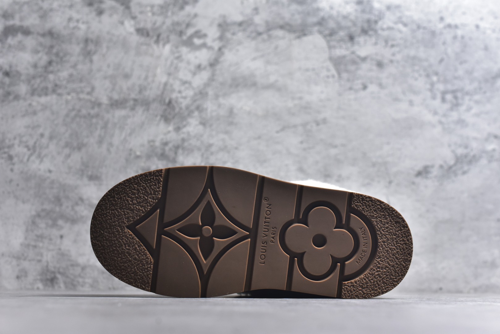 图片[6]-#LV路易威登L家 驴牌 Cortina系列 毛靴 雪地靴 短靴 本款 Cortina 闭趾凉拖出自 LV Ski 系列，为绒面牛皮革局部压印Monogram 图案，搭配舒适羊毛皮内衬与点缀LV Circle 标识的皮革鞋带。舒适构型可于冬日假期与都市生活间无缝切换 配送专柜精美包装🛍📦 ▪️面料 ： 原版定制进口头层牛皮 ▪️内里 ： 进口保暖羊毛里 ▪️鞋底 ： 原版开模防滑TPU材质 ▪️底厚 ：4.5cm ▪️尺码： 35 36 37 38 39 40 41 低帮-选品中心