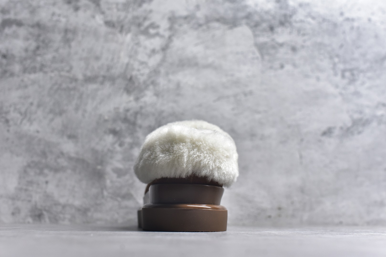 图片[5]-#LV路易威登L家 驴牌 Cortina系列 毛靴 雪地靴 短靴 本款 Cortina 闭趾凉拖出自 LV Ski 系列，为绒面牛皮革局部压印Monogram 图案，搭配舒适羊毛皮内衬与点缀LV Circle 标识的皮革鞋带。舒适构型可于冬日假期与都市生活间无缝切换 配送专柜精美包装🛍📦 ▪️面料 ： 原版定制进口头层牛皮 ▪️内里 ： 进口保暖羊毛里 ▪️鞋底 ： 原版开模防滑TPU材质 ▪️底厚 ：4.5cm ▪️尺码： 35 36 37 38 39 40 41 低帮-选品中心