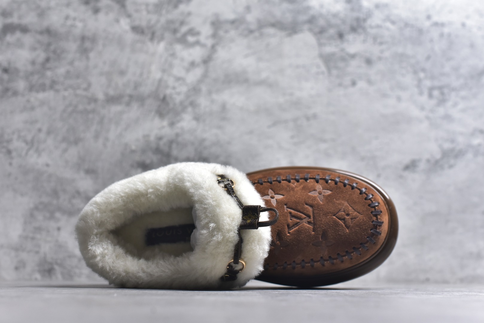 图片[4]-#LV路易威登L家 驴牌 Cortina系列 毛靴 雪地靴 短靴 本款 Cortina 闭趾凉拖出自 LV Ski 系列，为绒面牛皮革局部压印Monogram 图案，搭配舒适羊毛皮内衬与点缀LV Circle 标识的皮革鞋带。舒适构型可于冬日假期与都市生活间无缝切换 配送专柜精美包装🛍📦 ▪️面料 ： 原版定制进口头层牛皮 ▪️内里 ： 进口保暖羊毛里 ▪️鞋底 ： 原版开模防滑TPU材质 ▪️底厚 ：4.5cm ▪️尺码： 35 36 37 38 39 40 41 低帮-选品中心