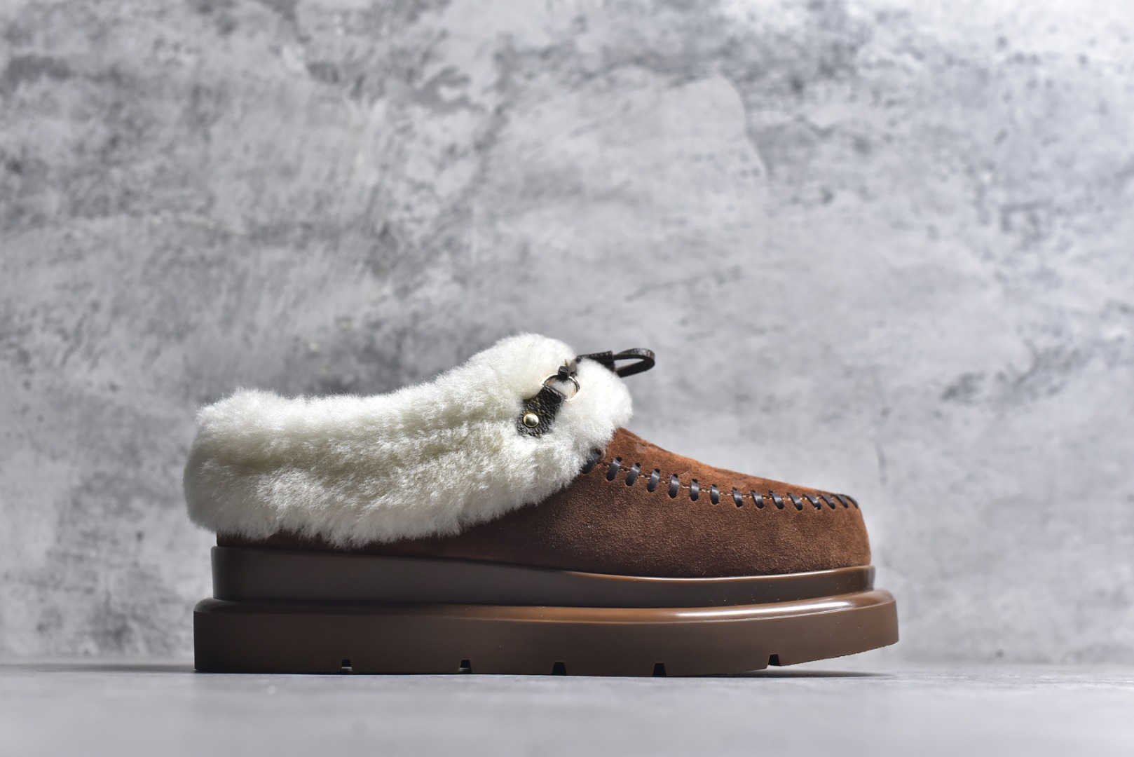 图片[3]-#LV路易威登L家 驴牌 Cortina系列 毛靴 雪地靴 短靴 本款 Cortina 闭趾凉拖出自 LV Ski 系列，为绒面牛皮革局部压印Monogram 图案，搭配舒适羊毛皮内衬与点缀LV Circle 标识的皮革鞋带。舒适构型可于冬日假期与都市生活间无缝切换 配送专柜精美包装🛍📦 ▪️面料 ： 原版定制进口头层牛皮 ▪️内里 ： 进口保暖羊毛里 ▪️鞋底 ： 原版开模防滑TPU材质 ▪️底厚 ：4.5cm ▪️尺码： 35 36 37 38 39 40 41 低帮-选品中心