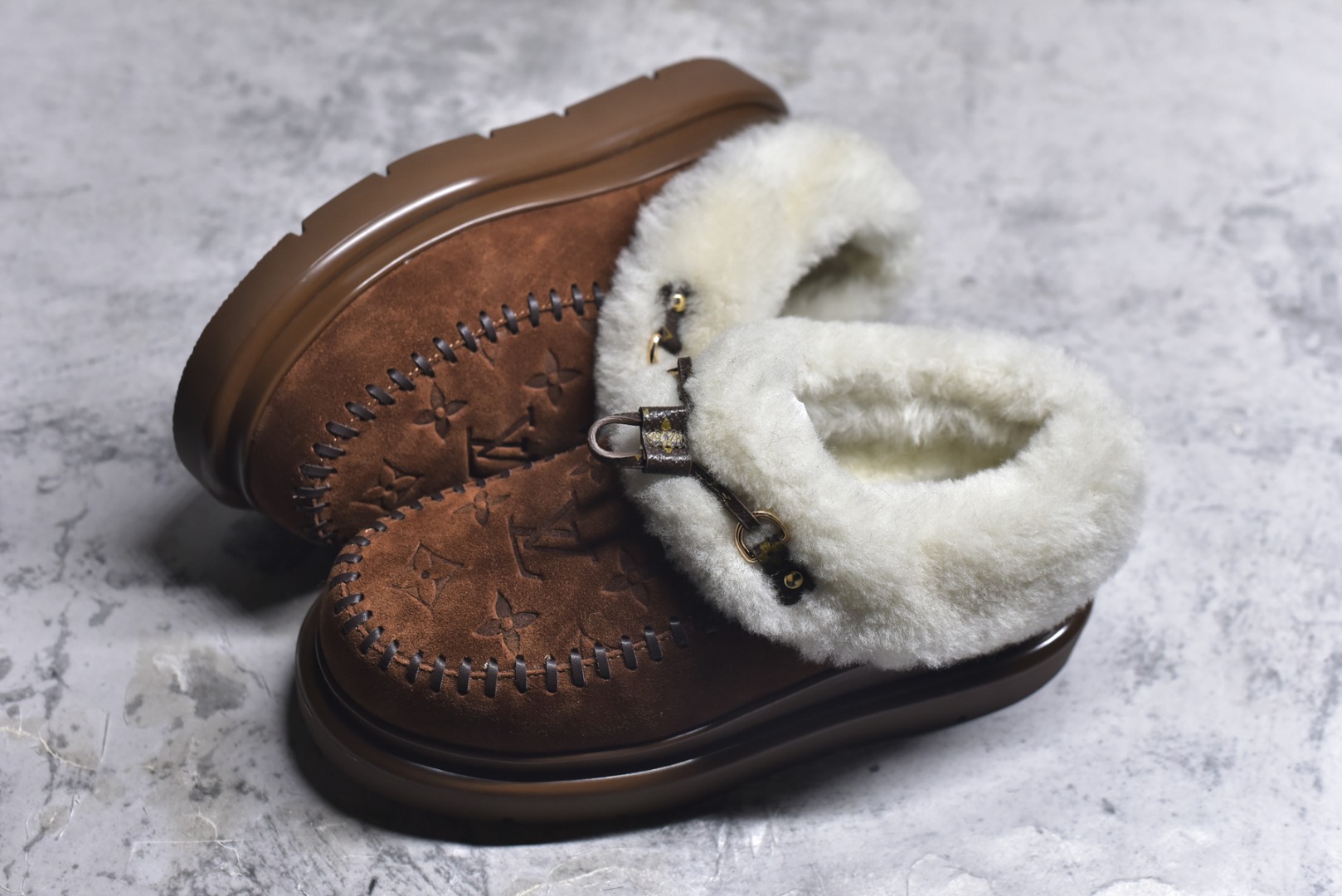 图片[7]-#LV路易威登L家 驴牌 Cortina系列 毛靴 雪地靴 短靴 本款 Cortina 闭趾凉拖出自 LV Ski 系列，为绒面牛皮革局部压印Monogram 图案，搭配舒适羊毛皮内衬与点缀LV Circle 标识的皮革鞋带。舒适构型可于冬日假期与都市生活间无缝切换 配送专柜精美包装🛍📦 ▪️面料 ： 原版定制进口头层牛皮 ▪️内里 ： 进口保暖羊毛里 ▪️鞋底 ： 原版开模防滑TPU材质 ▪️底厚 ：4.5cm ▪️尺码： 35 36 37 38 39 40 41 低帮-选品中心