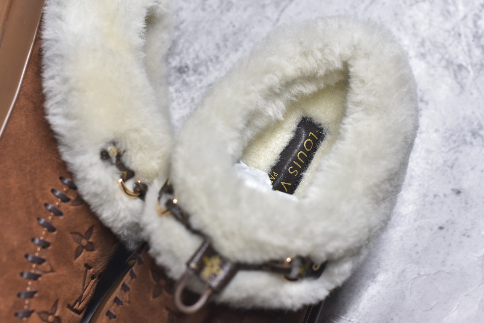 图片[9]-#LV路易威登L家 驴牌 Cortina系列 毛靴 雪地靴 短靴 本款 Cortina 闭趾凉拖出自 LV Ski 系列，为绒面牛皮革局部压印Monogram 图案，搭配舒适羊毛皮内衬与点缀LV Circle 标识的皮革鞋带。舒适构型可于冬日假期与都市生活间无缝切换 配送专柜精美包装🛍📦 ▪️面料 ： 原版定制进口头层牛皮 ▪️内里 ： 进口保暖羊毛里 ▪️鞋底 ： 原版开模防滑TPU材质 ▪️底厚 ：4.5cm ▪️尺码： 35 36 37 38 39 40 41 低帮-选品中心