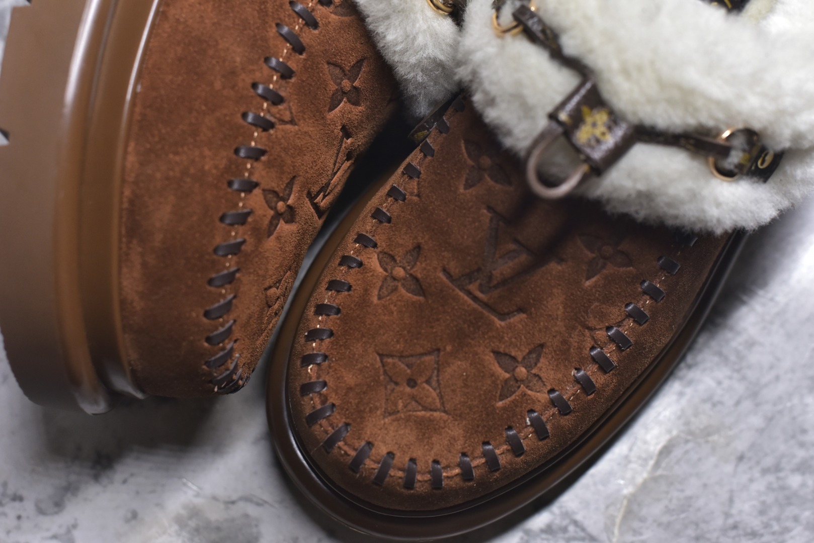 图片[8]-#LV路易威登L家 驴牌 Cortina系列 毛靴 雪地靴 短靴 本款 Cortina 闭趾凉拖出自 LV Ski 系列，为绒面牛皮革局部压印Monogram 图案，搭配舒适羊毛皮内衬与点缀LV Circle 标识的皮革鞋带。舒适构型可于冬日假期与都市生活间无缝切换 配送专柜精美包装🛍📦 ▪️面料 ： 原版定制进口头层牛皮 ▪️内里 ： 进口保暖羊毛里 ▪️鞋底 ： 原版开模防滑TPU材质 ▪️底厚 ：4.5cm ▪️尺码： 35 36 37 38 39 40 41 低帮-选品中心