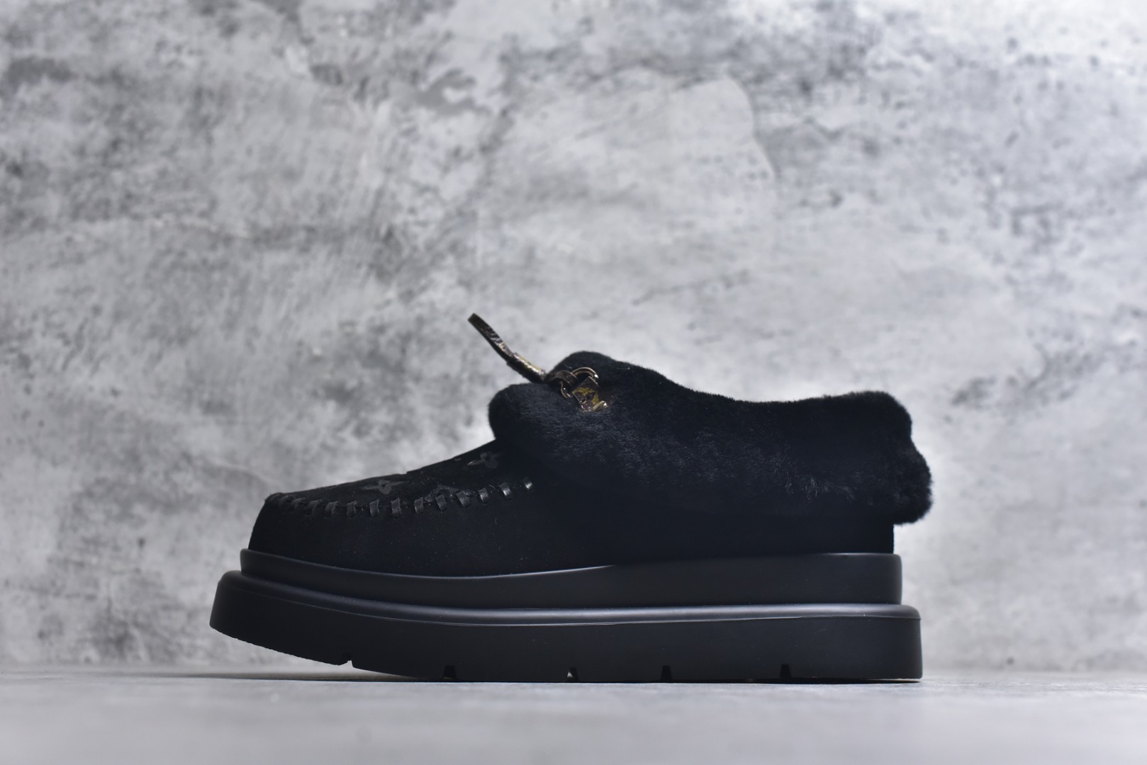 #LV路易威登L家 驴牌 Cortina系列 毛靴 雪地靴 短靴 本款 Cortina 闭趾凉拖出自 LV Ski 系列，为绒面牛皮革局部压印Monogram 图案，搭配舒适羊毛皮内衬与点缀LV Circle 标识的皮革鞋带。舒适构型可于冬日假期与都市生活间无缝切换 配送专柜精美包装🛍📦 ▪️面料 ： 原版定制进口头层牛皮 ▪️内里 ： 进口保暖羊毛里 ▪️鞋底 ： 原版开模防滑TPU材质 ▪️底厚 ：4.5cm ▪️尺码： 35 36 37 38 39 40 41 低帮-选品中心