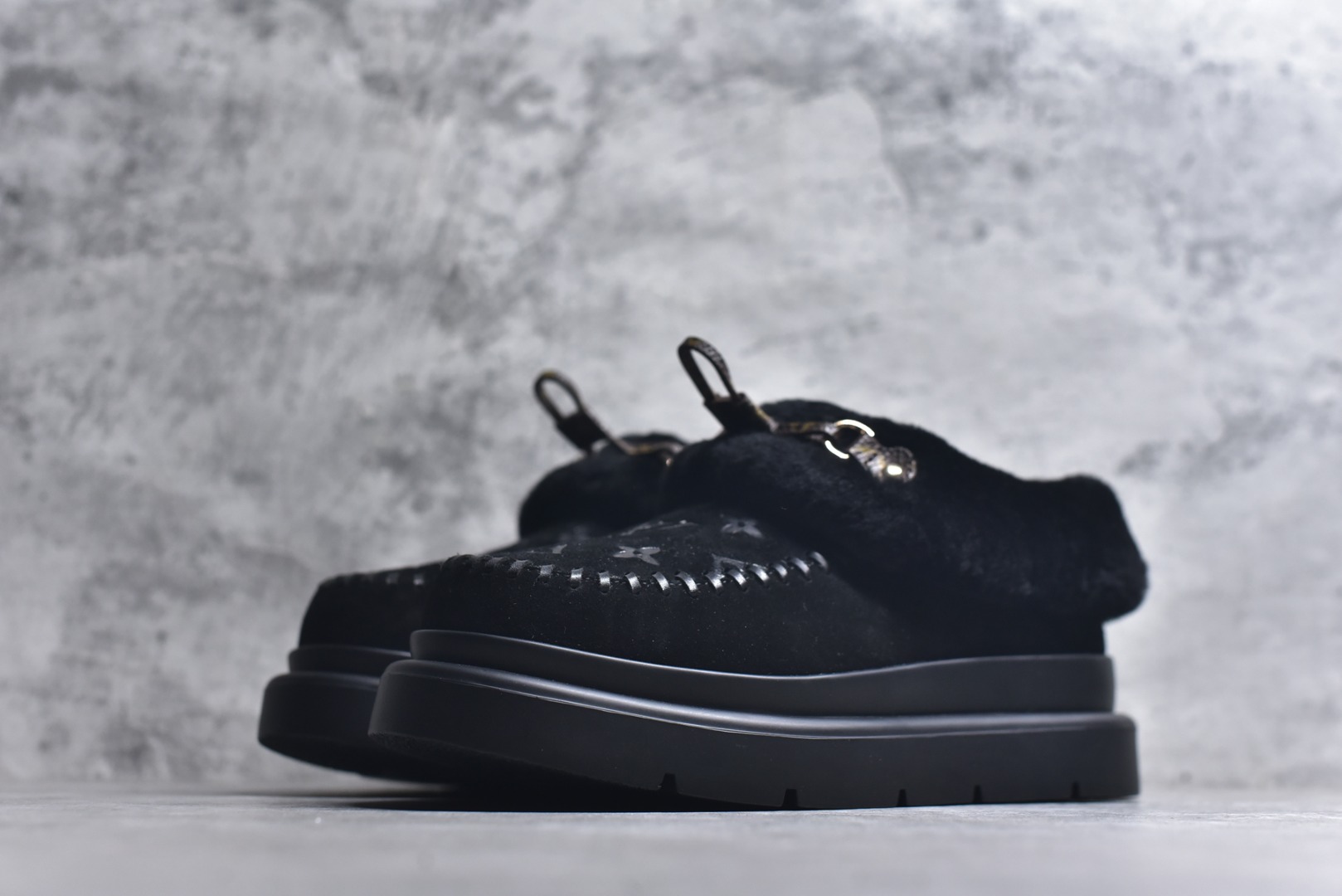 图片[2]-#LV路易威登L家 驴牌 Cortina系列 毛靴 雪地靴 短靴 本款 Cortina 闭趾凉拖出自 LV Ski 系列，为绒面牛皮革局部压印Monogram 图案，搭配舒适羊毛皮内衬与点缀LV Circle 标识的皮革鞋带。舒适构型可于冬日假期与都市生活间无缝切换 配送专柜精美包装🛍📦 ▪️面料 ： 原版定制进口头层牛皮 ▪️内里 ： 进口保暖羊毛里 ▪️鞋底 ： 原版开模防滑TPU材质 ▪️底厚 ：4.5cm ▪️尺码： 35 36 37 38 39 40 41 低帮-选品中心