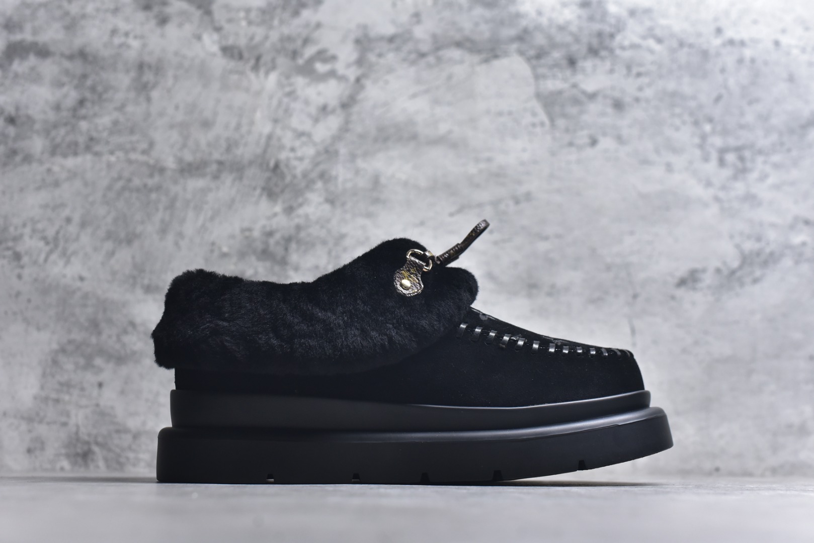 图片[3]-#LV路易威登L家 驴牌 Cortina系列 毛靴 雪地靴 短靴 本款 Cortina 闭趾凉拖出自 LV Ski 系列，为绒面牛皮革局部压印Monogram 图案，搭配舒适羊毛皮内衬与点缀LV Circle 标识的皮革鞋带。舒适构型可于冬日假期与都市生活间无缝切换 配送专柜精美包装🛍📦 ▪️面料 ： 原版定制进口头层牛皮 ▪️内里 ： 进口保暖羊毛里 ▪️鞋底 ： 原版开模防滑TPU材质 ▪️底厚 ：4.5cm ▪️尺码： 35 36 37 38 39 40 41 低帮-选品中心