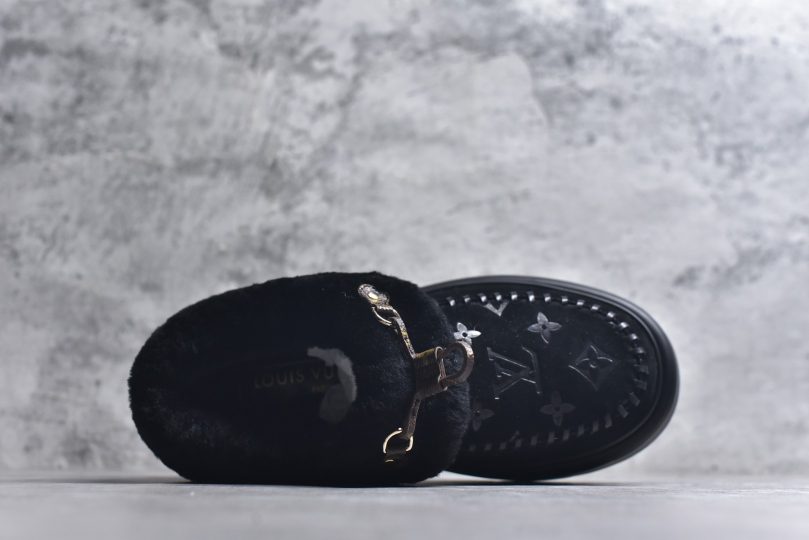 图片[4]-#LV路易威登L家 驴牌 Cortina系列 毛靴 雪地靴 短靴 本款 Cortina 闭趾凉拖出自 LV Ski 系列，为绒面牛皮革局部压印Monogram 图案，搭配舒适羊毛皮内衬与点缀LV Circle 标识的皮革鞋带。舒适构型可于冬日假期与都市生活间无缝切换 配送专柜精美包装🛍📦 ▪️面料 ： 原版定制进口头层牛皮 ▪️内里 ： 进口保暖羊毛里 ▪️鞋底 ： 原版开模防滑TPU材质 ▪️底厚 ：4.5cm ▪️尺码： 35 36 37 38 39 40 41 低帮-选品中心