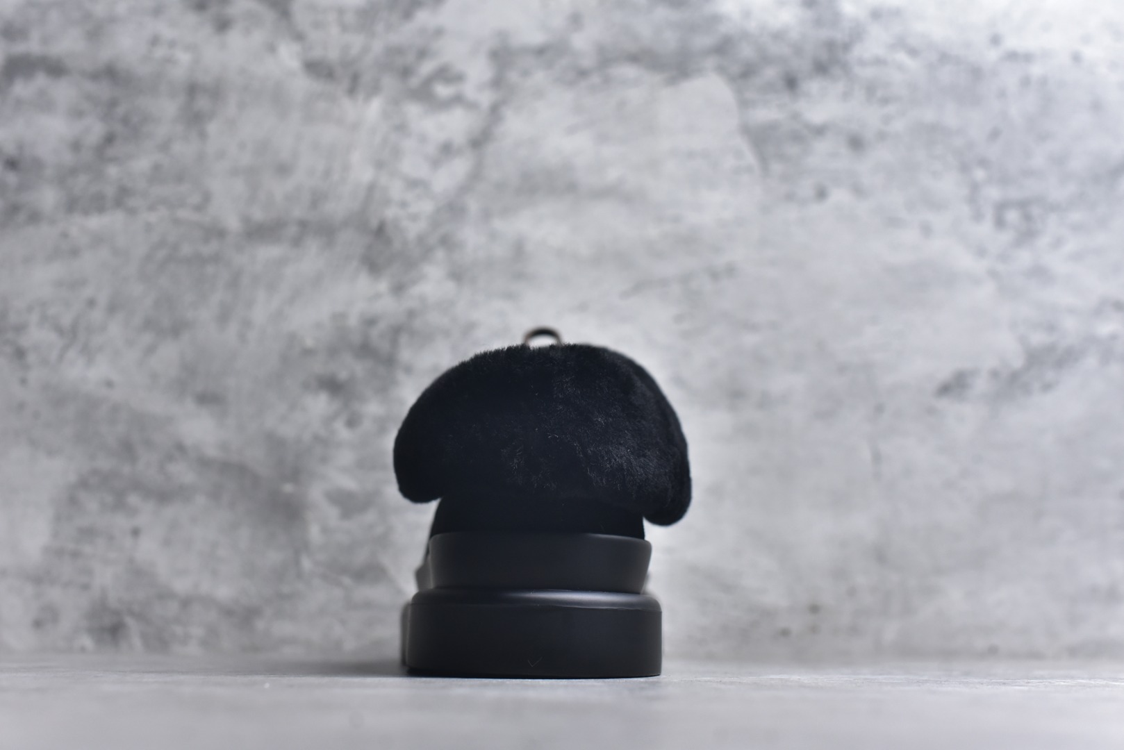 图片[5]-#LV路易威登L家 驴牌 Cortina系列 毛靴 雪地靴 短靴 本款 Cortina 闭趾凉拖出自 LV Ski 系列，为绒面牛皮革局部压印Monogram 图案，搭配舒适羊毛皮内衬与点缀LV Circle 标识的皮革鞋带。舒适构型可于冬日假期与都市生活间无缝切换 配送专柜精美包装🛍📦 ▪️面料 ： 原版定制进口头层牛皮 ▪️内里 ： 进口保暖羊毛里 ▪️鞋底 ： 原版开模防滑TPU材质 ▪️底厚 ：4.5cm ▪️尺码： 35 36 37 38 39 40 41 低帮-选品中心