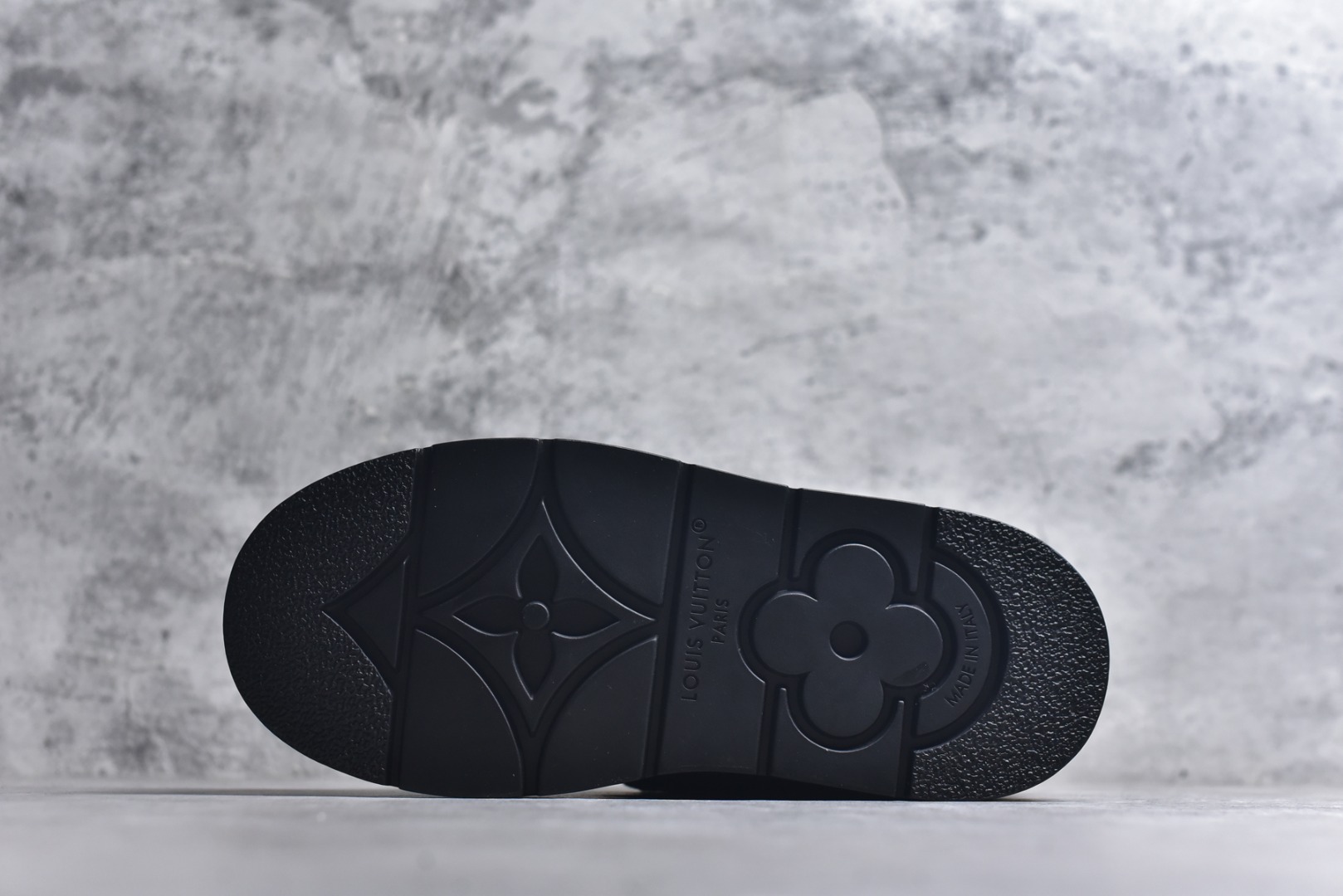 图片[6]-#LV路易威登L家 驴牌 Cortina系列 毛靴 雪地靴 短靴 本款 Cortina 闭趾凉拖出自 LV Ski 系列，为绒面牛皮革局部压印Monogram 图案，搭配舒适羊毛皮内衬与点缀LV Circle 标识的皮革鞋带。舒适构型可于冬日假期与都市生活间无缝切换 配送专柜精美包装🛍📦 ▪️面料 ： 原版定制进口头层牛皮 ▪️内里 ： 进口保暖羊毛里 ▪️鞋底 ： 原版开模防滑TPU材质 ▪️底厚 ：4.5cm ▪️尺码： 35 36 37 38 39 40 41 低帮-选品中心