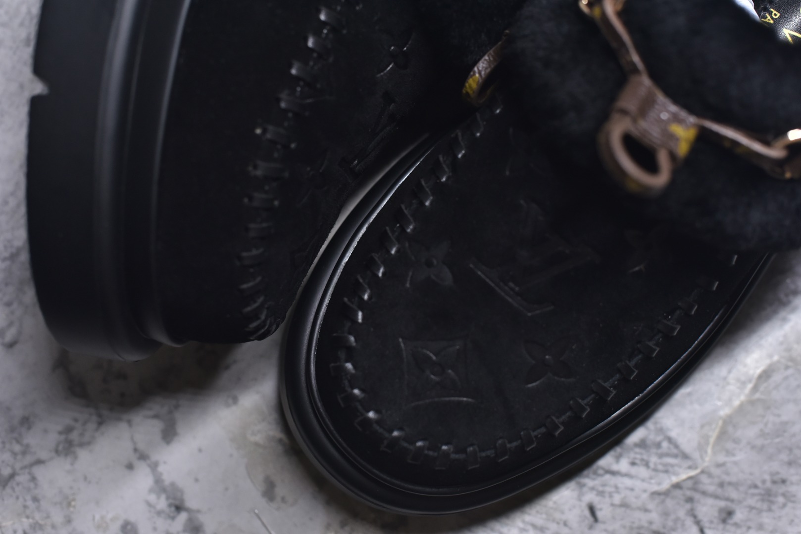 图片[8]-#LV路易威登L家 驴牌 Cortina系列 毛靴 雪地靴 短靴 本款 Cortina 闭趾凉拖出自 LV Ski 系列，为绒面牛皮革局部压印Monogram 图案，搭配舒适羊毛皮内衬与点缀LV Circle 标识的皮革鞋带。舒适构型可于冬日假期与都市生活间无缝切换 配送专柜精美包装🛍📦 ▪️面料 ： 原版定制进口头层牛皮 ▪️内里 ： 进口保暖羊毛里 ▪️鞋底 ： 原版开模防滑TPU材质 ▪️底厚 ：4.5cm ▪️尺码： 35 36 37 38 39 40 41 低帮-选品中心