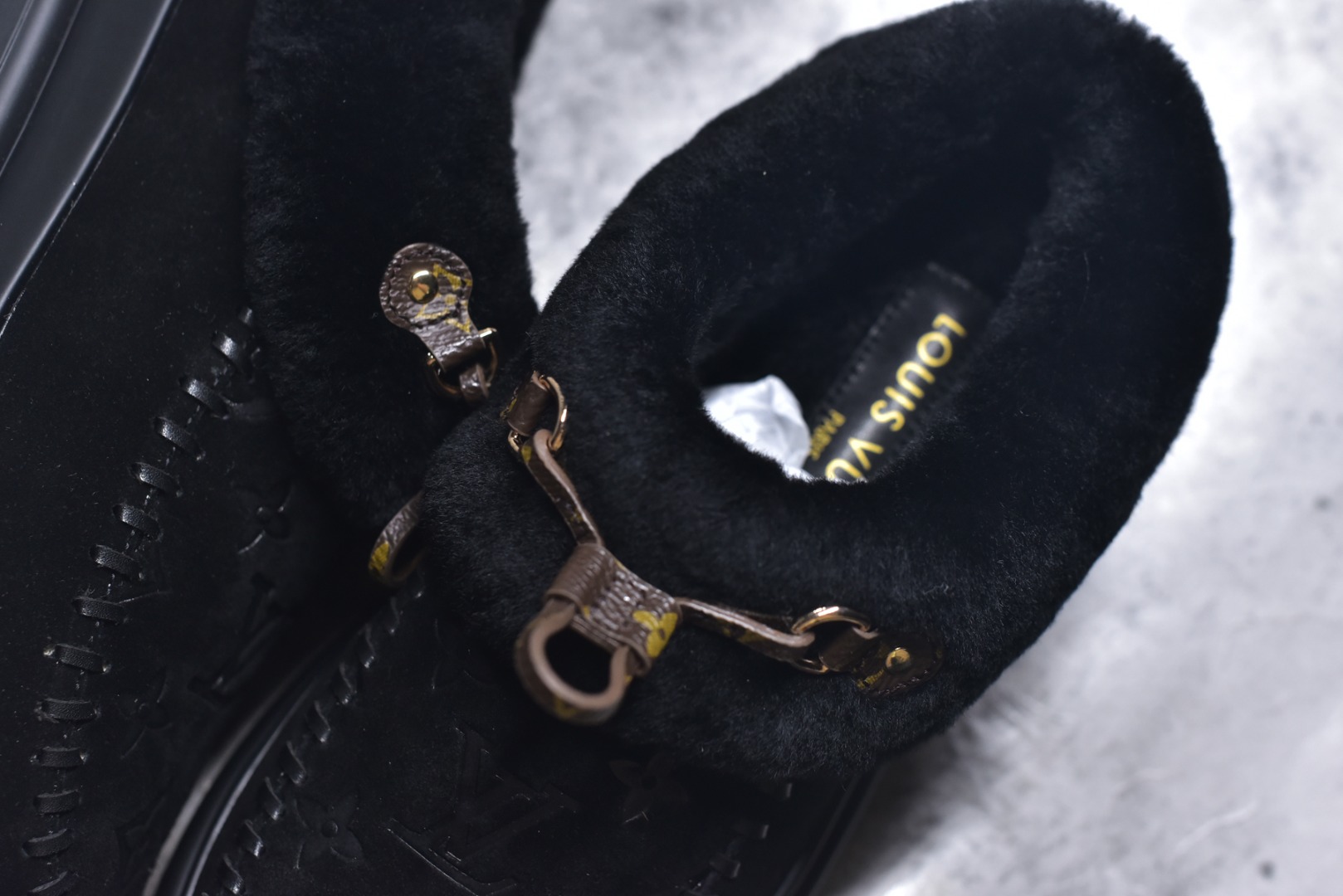 图片[9]-#LV路易威登L家 驴牌 Cortina系列 毛靴 雪地靴 短靴 本款 Cortina 闭趾凉拖出自 LV Ski 系列，为绒面牛皮革局部压印Monogram 图案，搭配舒适羊毛皮内衬与点缀LV Circle 标识的皮革鞋带。舒适构型可于冬日假期与都市生活间无缝切换 配送专柜精美包装🛍📦 ▪️面料 ： 原版定制进口头层牛皮 ▪️内里 ： 进口保暖羊毛里 ▪️鞋底 ： 原版开模防滑TPU材质 ▪️底厚 ：4.5cm ▪️尺码： 35 36 37 38 39 40 41 低帮-选品中心