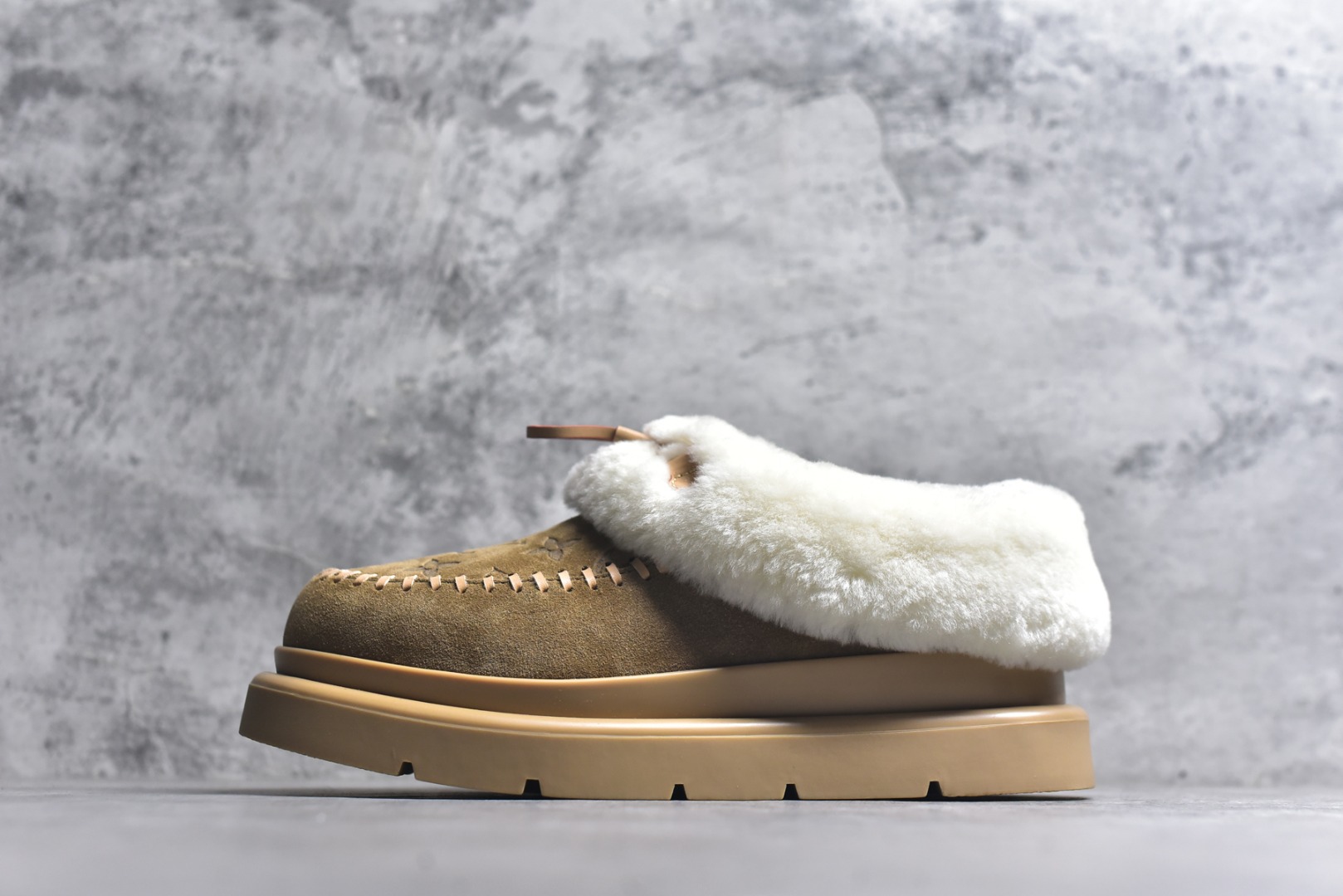 #LV路易威登L家 驴牌 Cortina系列 毛靴 雪地靴 短靴 本款 Cortina 闭趾凉拖出自 LV Ski 系列，为绒面牛皮革局部压印Monogram 图案，搭配舒适羊毛皮内衬与点缀LV Circle 标识的皮革鞋带。舒适构型可于冬日假期与都市生活间无缝切换 配送专柜精美包装🛍📦 ▪️面料 ： 原版定制进口头层牛皮 ▪️内里 ： 进口保暖羊毛里 ▪️鞋底 ： 原版开模防滑TPU材质 ▪️底厚 ：4.5cm ▪️尺码： 35 36 37 38 39 40 41 低帮-选品中心