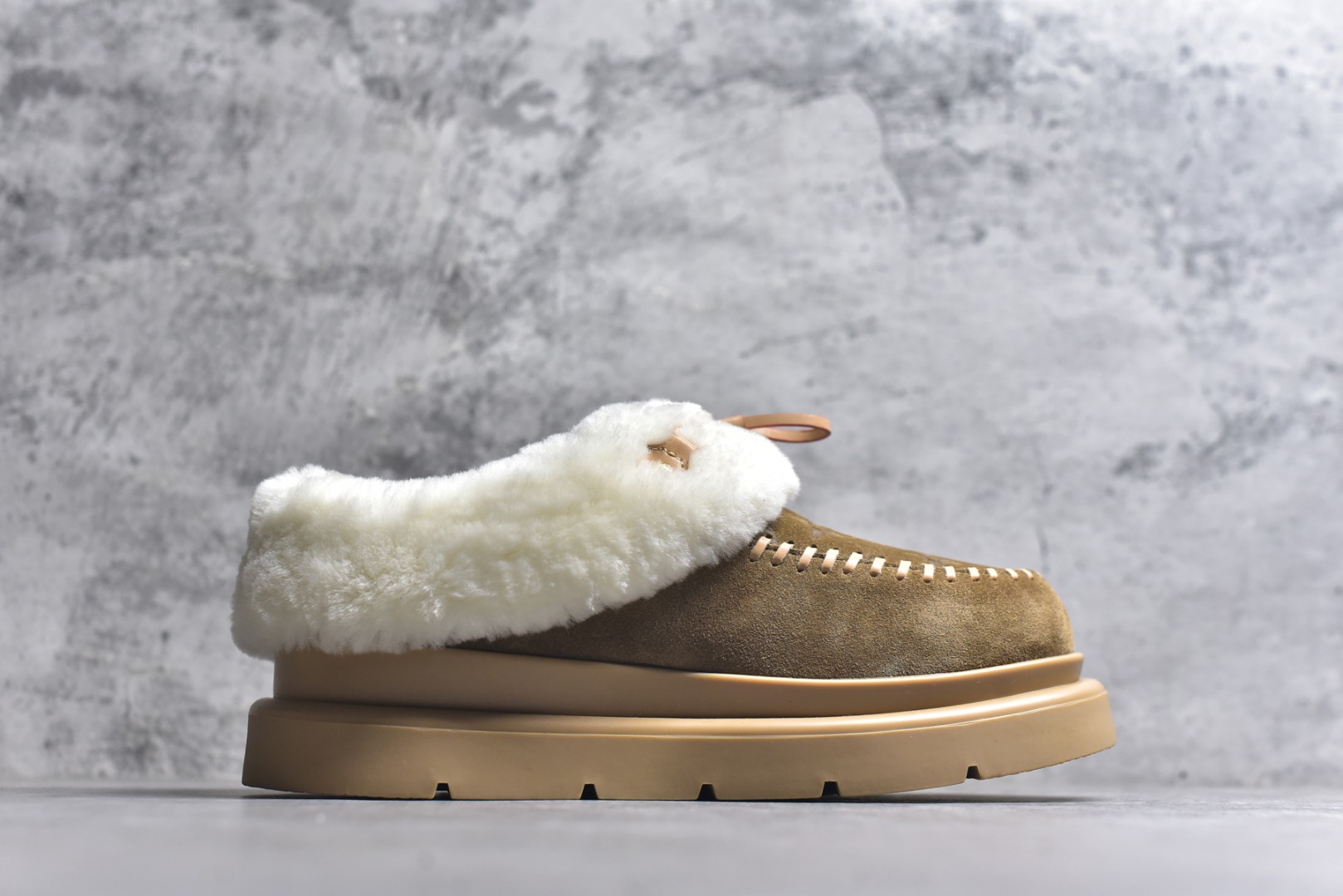 图片[3]-#LV路易威登L家 驴牌 Cortina系列 毛靴 雪地靴 短靴 本款 Cortina 闭趾凉拖出自 LV Ski 系列，为绒面牛皮革局部压印Monogram 图案，搭配舒适羊毛皮内衬与点缀LV Circle 标识的皮革鞋带。舒适构型可于冬日假期与都市生活间无缝切换 配送专柜精美包装🛍📦 ▪️面料 ： 原版定制进口头层牛皮 ▪️内里 ： 进口保暖羊毛里 ▪️鞋底 ： 原版开模防滑TPU材质 ▪️底厚 ：4.5cm ▪️尺码： 35 36 37 38 39 40 41 低帮-选品中心