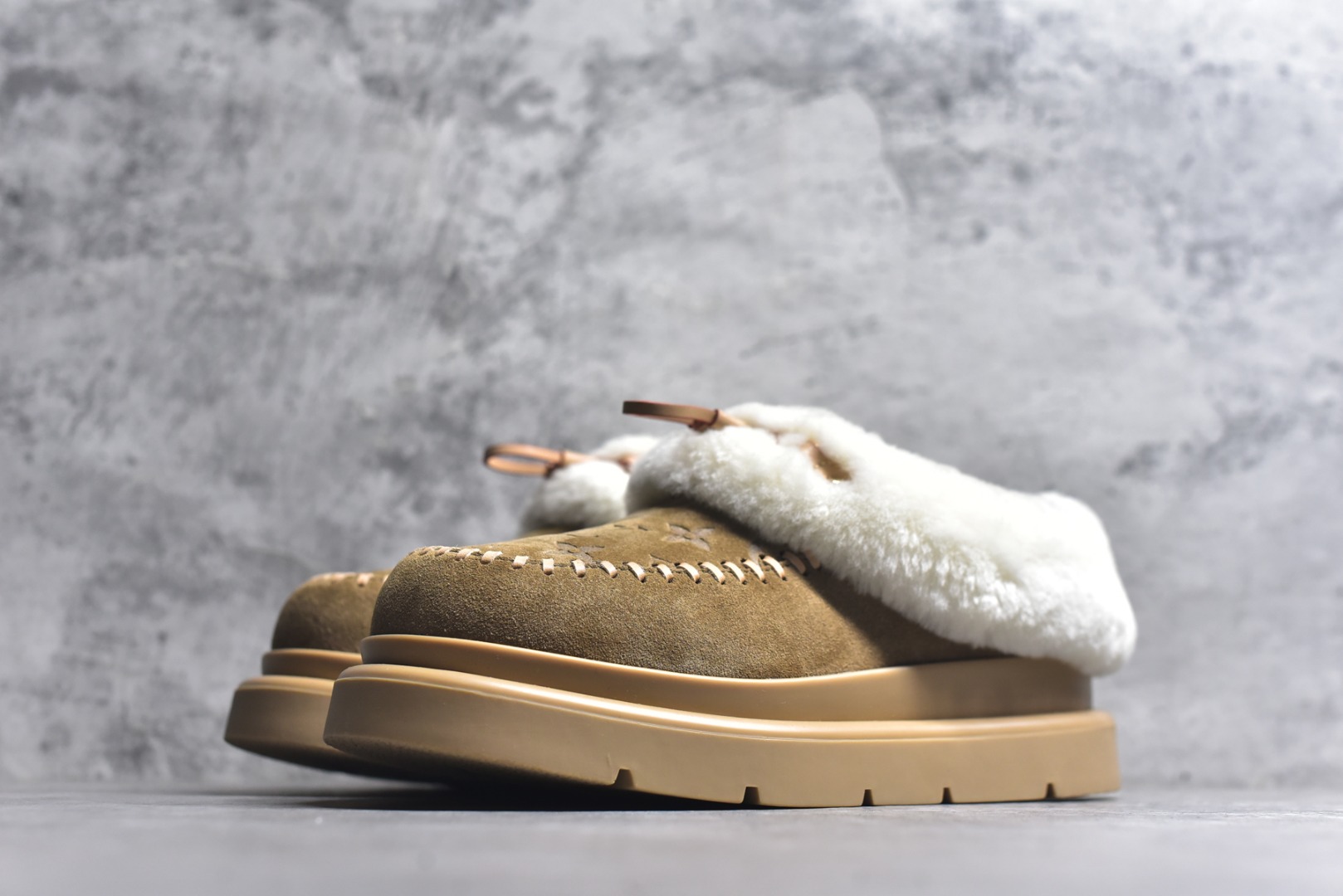 图片[2]-#LV路易威登L家 驴牌 Cortina系列 毛靴 雪地靴 短靴 本款 Cortina 闭趾凉拖出自 LV Ski 系列，为绒面牛皮革局部压印Monogram 图案，搭配舒适羊毛皮内衬与点缀LV Circle 标识的皮革鞋带。舒适构型可于冬日假期与都市生活间无缝切换 配送专柜精美包装🛍📦 ▪️面料 ： 原版定制进口头层牛皮 ▪️内里 ： 进口保暖羊毛里 ▪️鞋底 ： 原版开模防滑TPU材质 ▪️底厚 ：4.5cm ▪️尺码： 35 36 37 38 39 40 41 低帮-选品中心