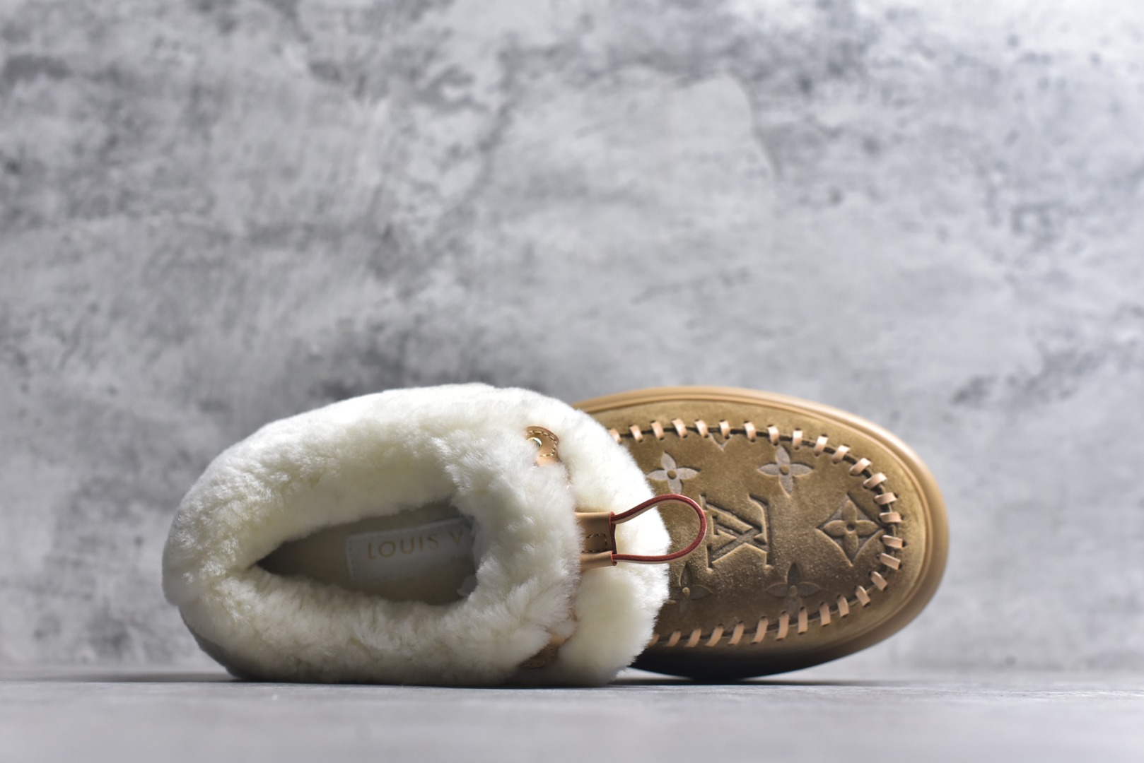 图片[4]-#LV路易威登L家 驴牌 Cortina系列 毛靴 雪地靴 短靴 本款 Cortina 闭趾凉拖出自 LV Ski 系列，为绒面牛皮革局部压印Monogram 图案，搭配舒适羊毛皮内衬与点缀LV Circle 标识的皮革鞋带。舒适构型可于冬日假期与都市生活间无缝切换 配送专柜精美包装🛍📦 ▪️面料 ： 原版定制进口头层牛皮 ▪️内里 ： 进口保暖羊毛里 ▪️鞋底 ： 原版开模防滑TPU材质 ▪️底厚 ：4.5cm ▪️尺码： 35 36 37 38 39 40 41 低帮-选品中心