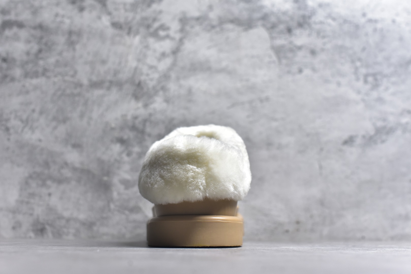 图片[5]-#LV路易威登L家 驴牌 Cortina系列 毛靴 雪地靴 短靴 本款 Cortina 闭趾凉拖出自 LV Ski 系列，为绒面牛皮革局部压印Monogram 图案，搭配舒适羊毛皮内衬与点缀LV Circle 标识的皮革鞋带。舒适构型可于冬日假期与都市生活间无缝切换 配送专柜精美包装🛍📦 ▪️面料 ： 原版定制进口头层牛皮 ▪️内里 ： 进口保暖羊毛里 ▪️鞋底 ： 原版开模防滑TPU材质 ▪️底厚 ：4.5cm ▪️尺码： 35 36 37 38 39 40 41 低帮-选品中心