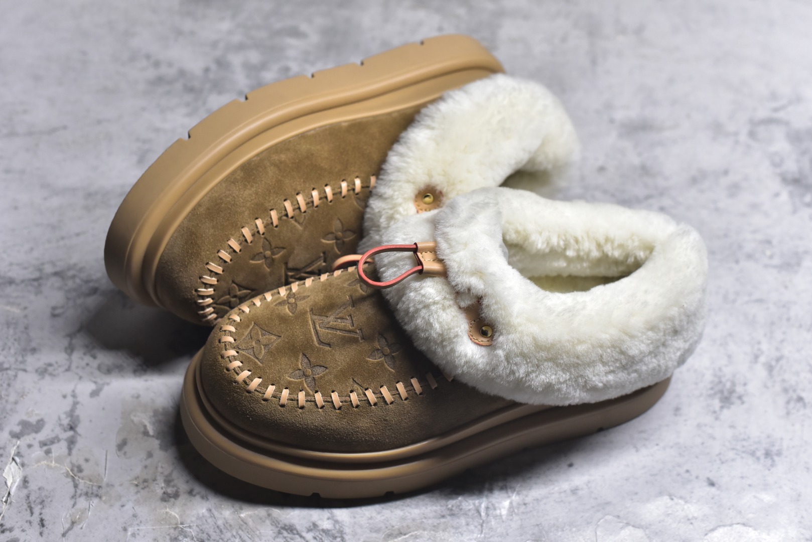 图片[7]-#LV路易威登L家 驴牌 Cortina系列 毛靴 雪地靴 短靴 本款 Cortina 闭趾凉拖出自 LV Ski 系列，为绒面牛皮革局部压印Monogram 图案，搭配舒适羊毛皮内衬与点缀LV Circle 标识的皮革鞋带。舒适构型可于冬日假期与都市生活间无缝切换 配送专柜精美包装🛍📦 ▪️面料 ： 原版定制进口头层牛皮 ▪️内里 ： 进口保暖羊毛里 ▪️鞋底 ： 原版开模防滑TPU材质 ▪️底厚 ：4.5cm ▪️尺码： 35 36 37 38 39 40 41 低帮-选品中心