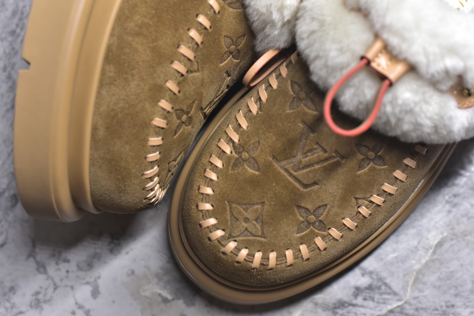 图片[8]-#LV路易威登L家 驴牌 Cortina系列 毛靴 雪地靴 短靴 本款 Cortina 闭趾凉拖出自 LV Ski 系列，为绒面牛皮革局部压印Monogram 图案，搭配舒适羊毛皮内衬与点缀LV Circle 标识的皮革鞋带。舒适构型可于冬日假期与都市生活间无缝切换 配送专柜精美包装🛍📦 ▪️面料 ： 原版定制进口头层牛皮 ▪️内里 ： 进口保暖羊毛里 ▪️鞋底 ： 原版开模防滑TPU材质 ▪️底厚 ：4.5cm ▪️尺码： 35 36 37 38 39 40 41 低帮-选品中心