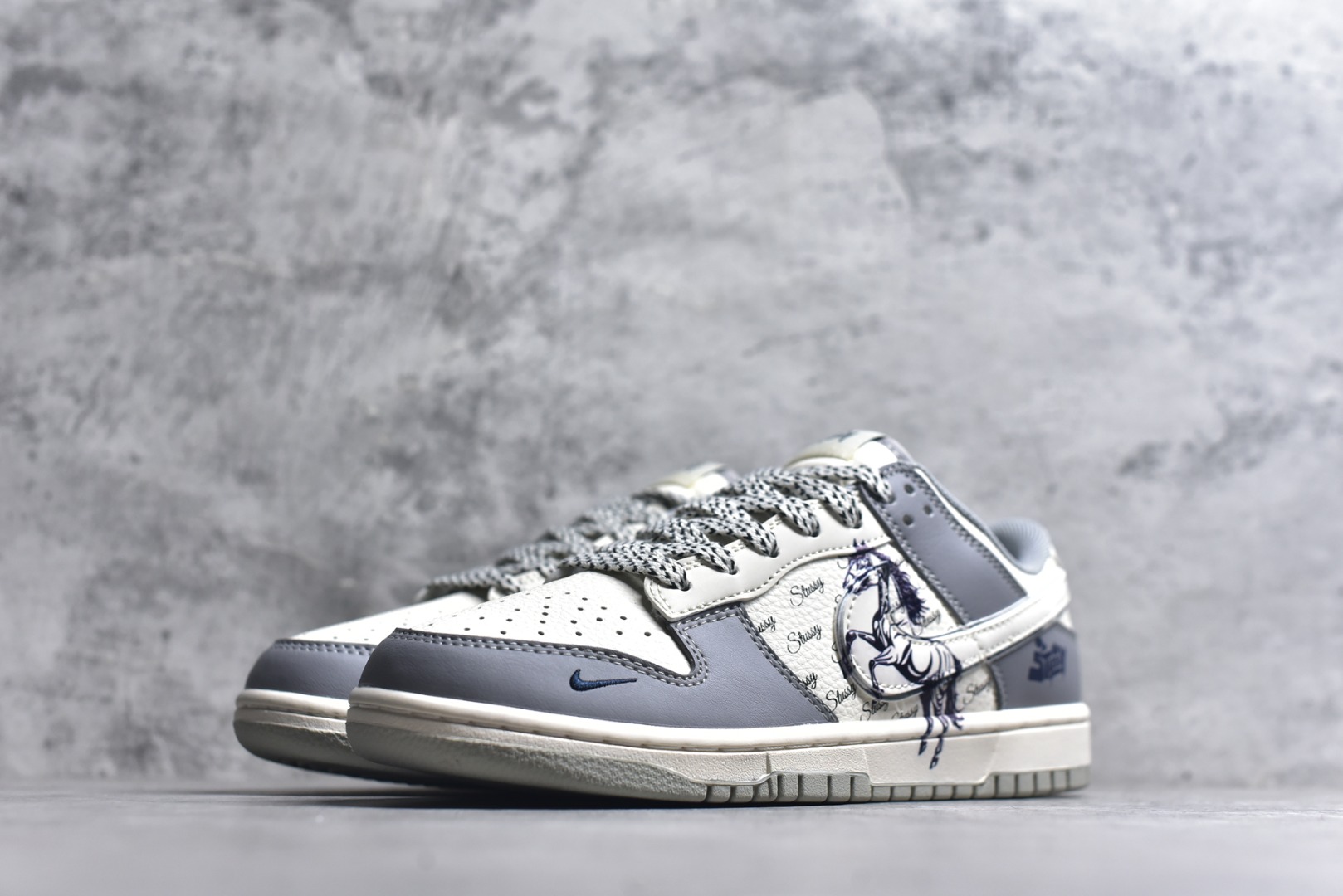 图片[2]-#2026年新款限量发售！Nike SB Dunk Low“ 马年限定—的卢马” 周年高端定制 低帮休闲板鞋 定制鞋盒 大厂纯原品质出货 超高清洁度 皮料切割干净无任何毛边 细节完美 货号：SD6868-109 尺码：36 36.5 37.5 38 38.5 39 40 40.5 41 42 42.5 43 44 44.5 45-选品中心