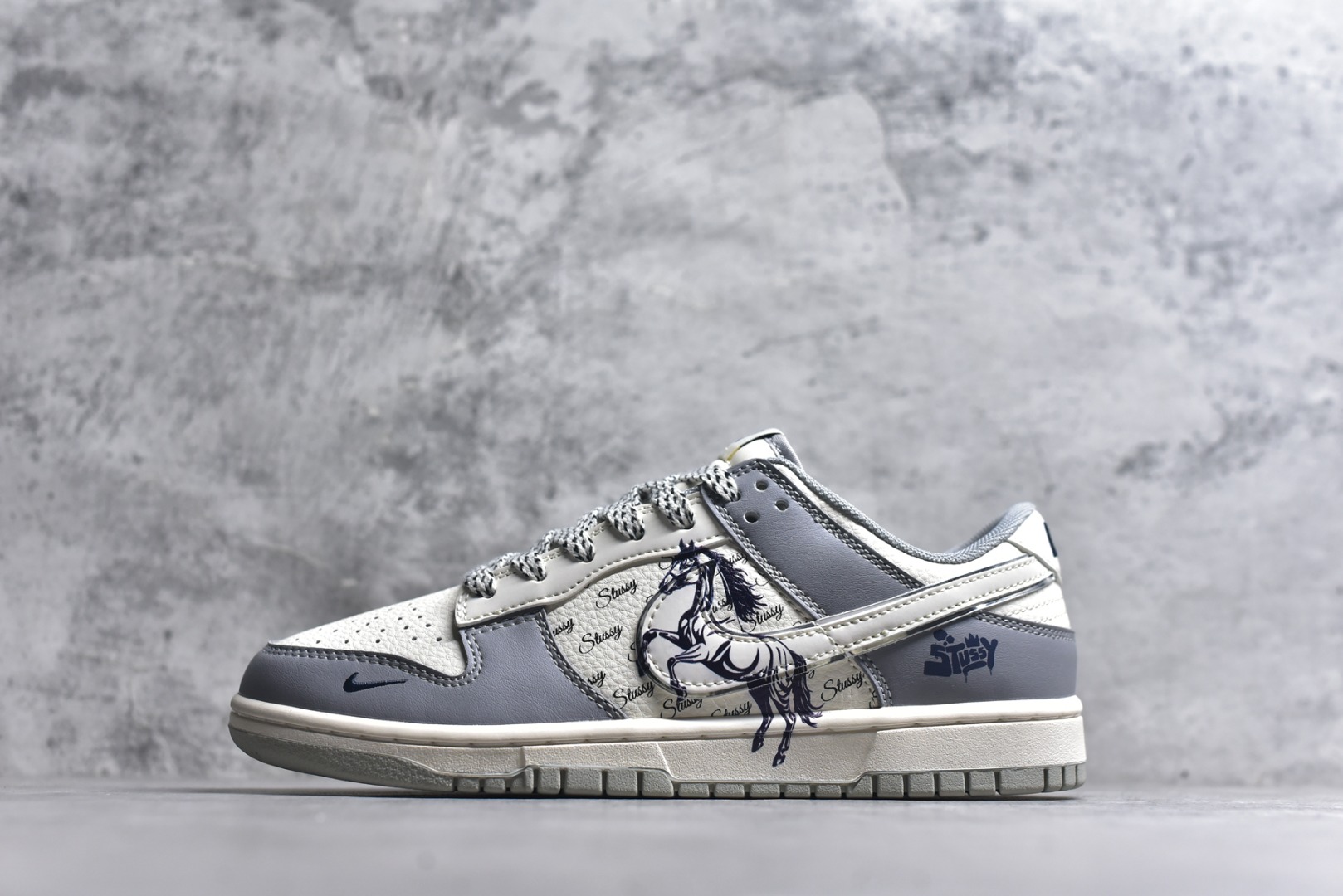 #2026年新款限量发售！Nike SB Dunk Low“ 马年限定—的卢马” 周年高端定制 低帮休闲板鞋 定制鞋盒 大厂纯原品质出货 超高清洁度 皮料切割干净无任何毛边 细节完美 货号：SD6868-109 尺码：36 36.5 37.5 38 38.5 39 40 40.5 41 42 42.5 43 44 44.5 45-选品中心