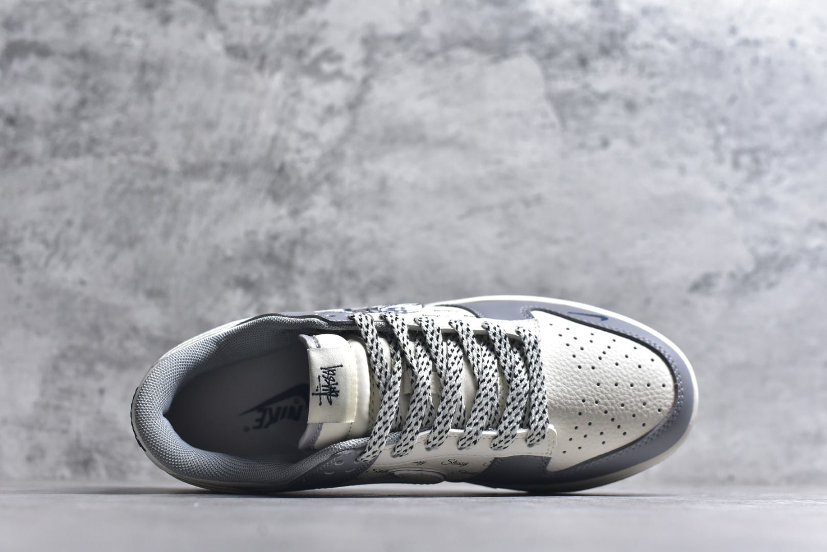 图片[4]-#2026年新款限量发售！Nike SB Dunk Low“ 马年限定—的卢马” 周年高端定制 低帮休闲板鞋 定制鞋盒 大厂纯原品质出货 超高清洁度 皮料切割干净无任何毛边 细节完美 货号：SD6868-109 尺码：36 36.5 37.5 38 38.5 39 40 40.5 41 42 42.5 43 44 44.5 45-选品中心
