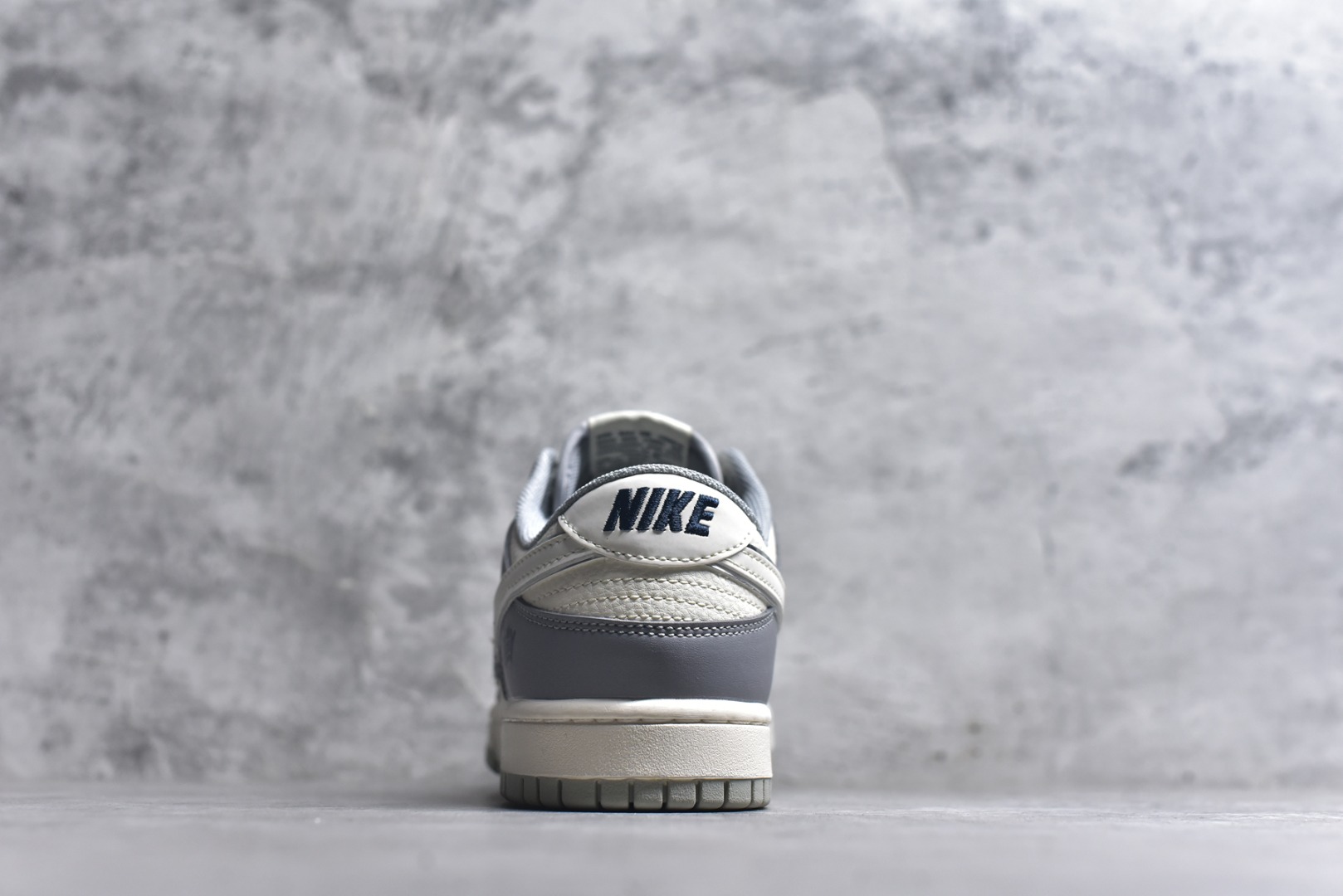 图片[5]-#2026年新款限量发售！Nike SB Dunk Low“ 马年限定—的卢马” 周年高端定制 低帮休闲板鞋 定制鞋盒 大厂纯原品质出货 超高清洁度 皮料切割干净无任何毛边 细节完美 货号：SD6868-109 尺码：36 36.5 37.5 38 38.5 39 40 40.5 41 42 42.5 43 44 44.5 45-选品中心