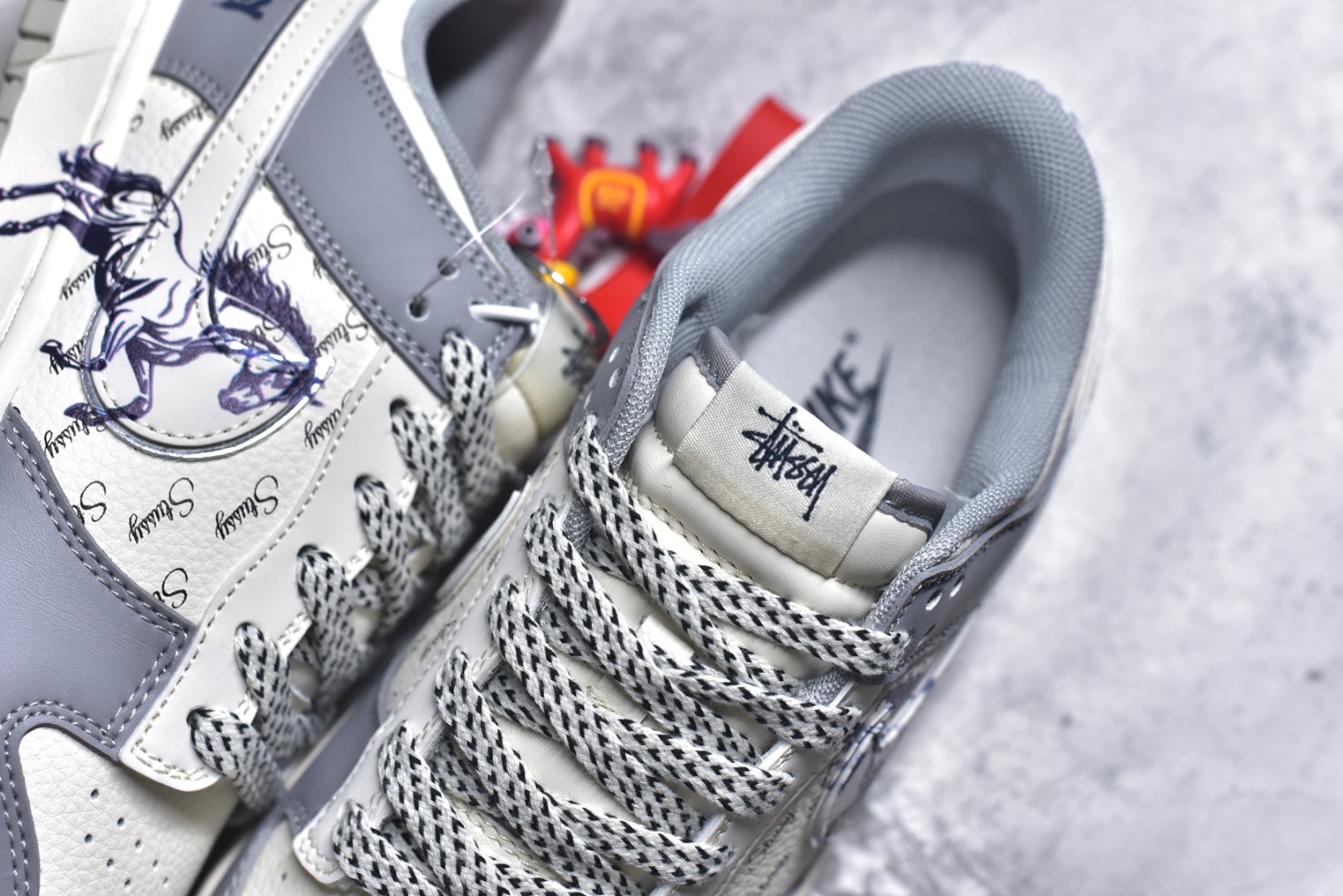 图片[9]-#2026年新款限量发售！Nike SB Dunk Low“ 马年限定—的卢马” 周年高端定制 低帮休闲板鞋 定制鞋盒 大厂纯原品质出货 超高清洁度 皮料切割干净无任何毛边 细节完美 货号：SD6868-109 尺码：36 36.5 37.5 38 38.5 39 40 40.5 41 42 42.5 43 44 44.5 45-选品中心