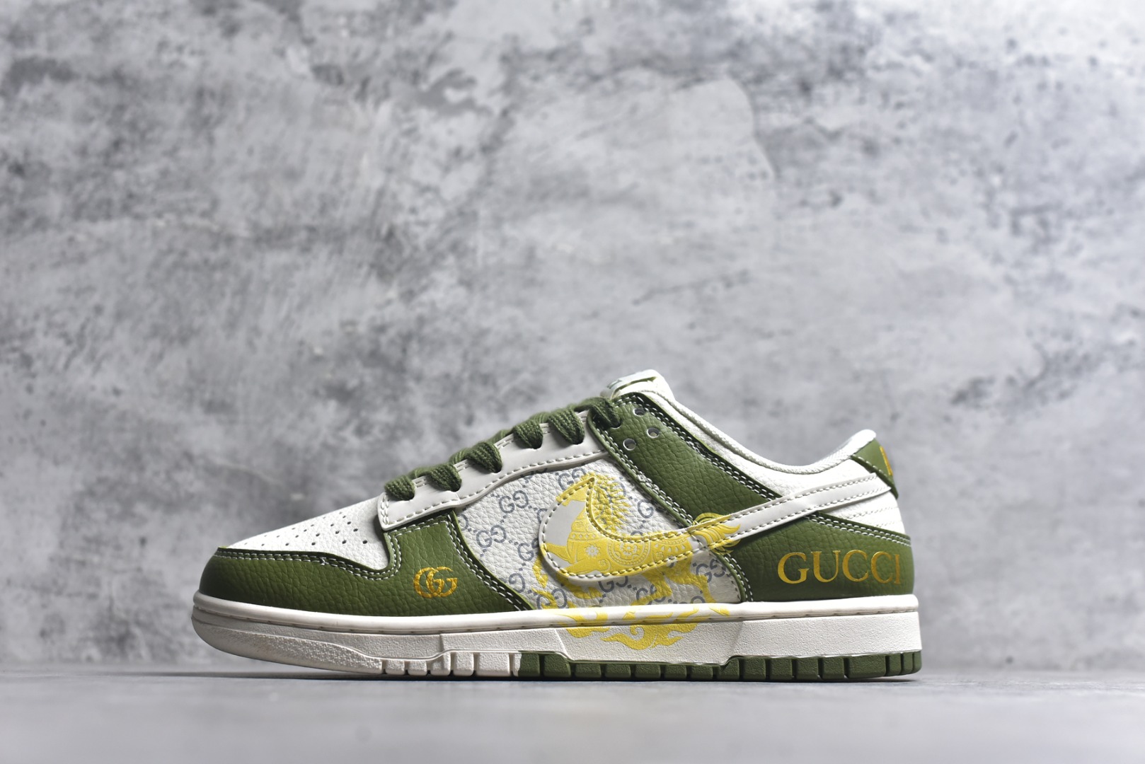 #2026年新款限量发售！Nike SB Dunk Low“ 马年限定—古驰绿” 周年高端定制 低帮休闲板鞋 定制鞋盒 大厂纯原品质出货 超高清洁度 皮料切割干净无任何毛边 细节完美 货号： SD6868-106 尺码：36 36.5 37.5 38 38.5 39 40 40.5 41 42 42.5 43 44 44.5 45-选品中心