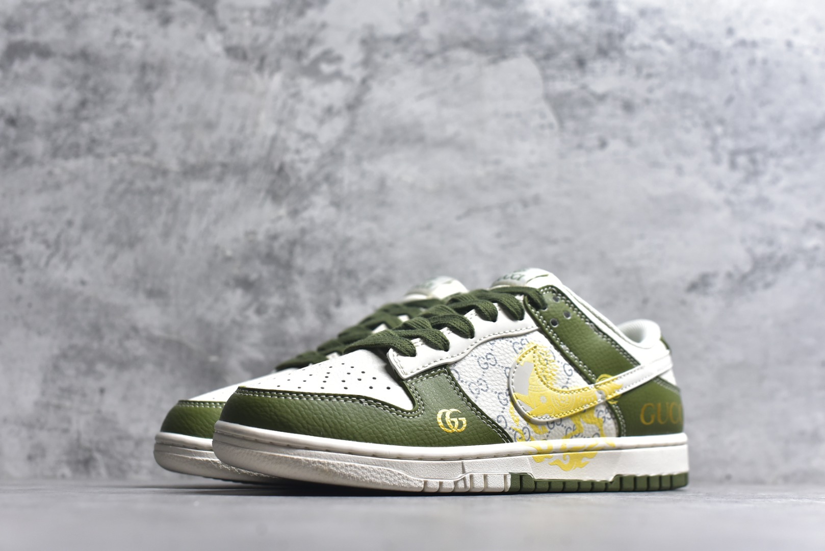 图片[2]-#2026年新款限量发售！Nike SB Dunk Low“ 马年限定—古驰绿” 周年高端定制 低帮休闲板鞋 定制鞋盒 大厂纯原品质出货 超高清洁度 皮料切割干净无任何毛边 细节完美 货号： SD6868-106 尺码：36 36.5 37.5 38 38.5 39 40 40.5 41 42 42.5 43 44 44.5 45-选品中心