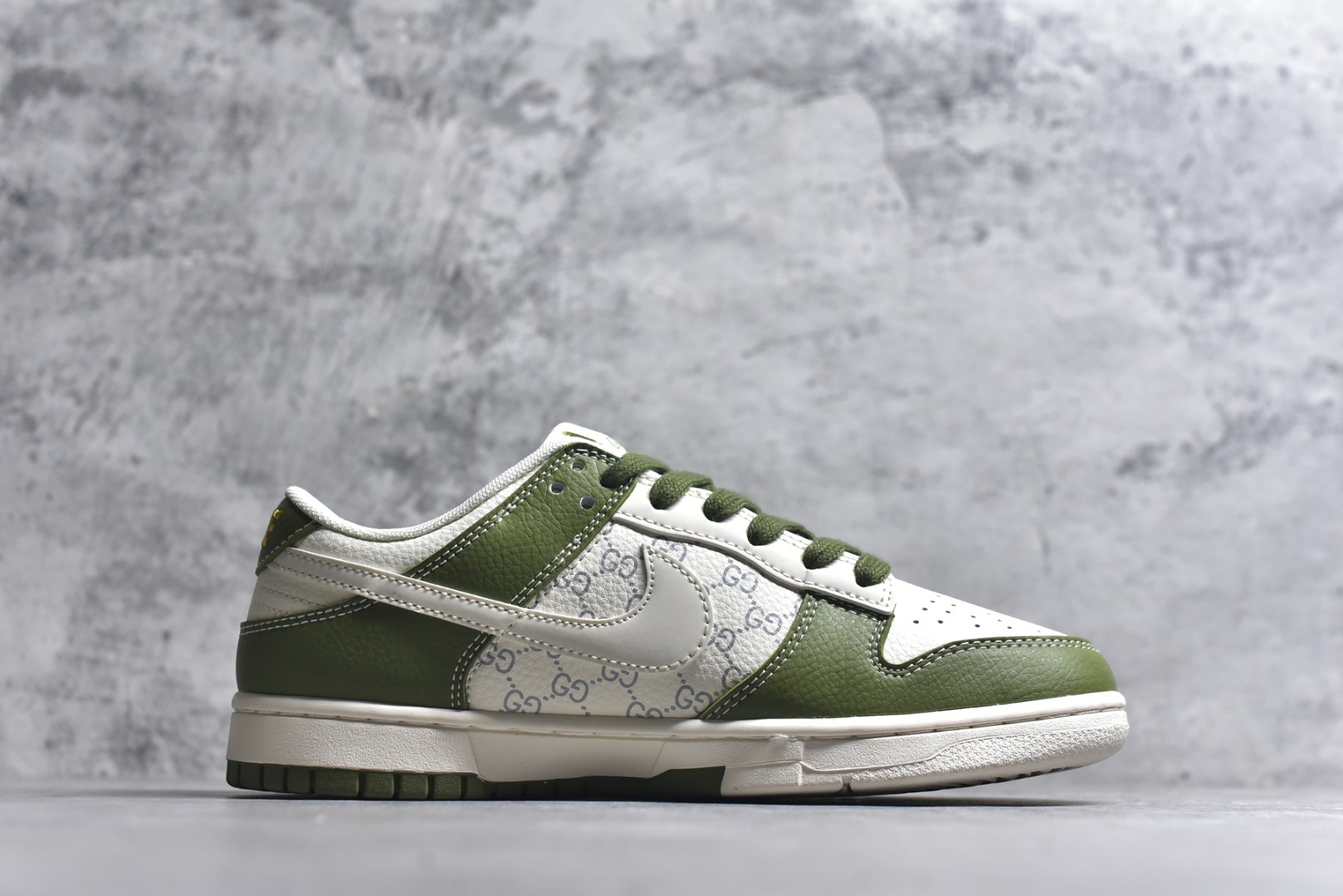图片[3]-#2026年新款限量发售！Nike SB Dunk Low“ 马年限定—古驰绿” 周年高端定制 低帮休闲板鞋 定制鞋盒 大厂纯原品质出货 超高清洁度 皮料切割干净无任何毛边 细节完美 货号： SD6868-106 尺码：36 36.5 37.5 38 38.5 39 40 40.5 41 42 42.5 43 44 44.5 45-选品中心