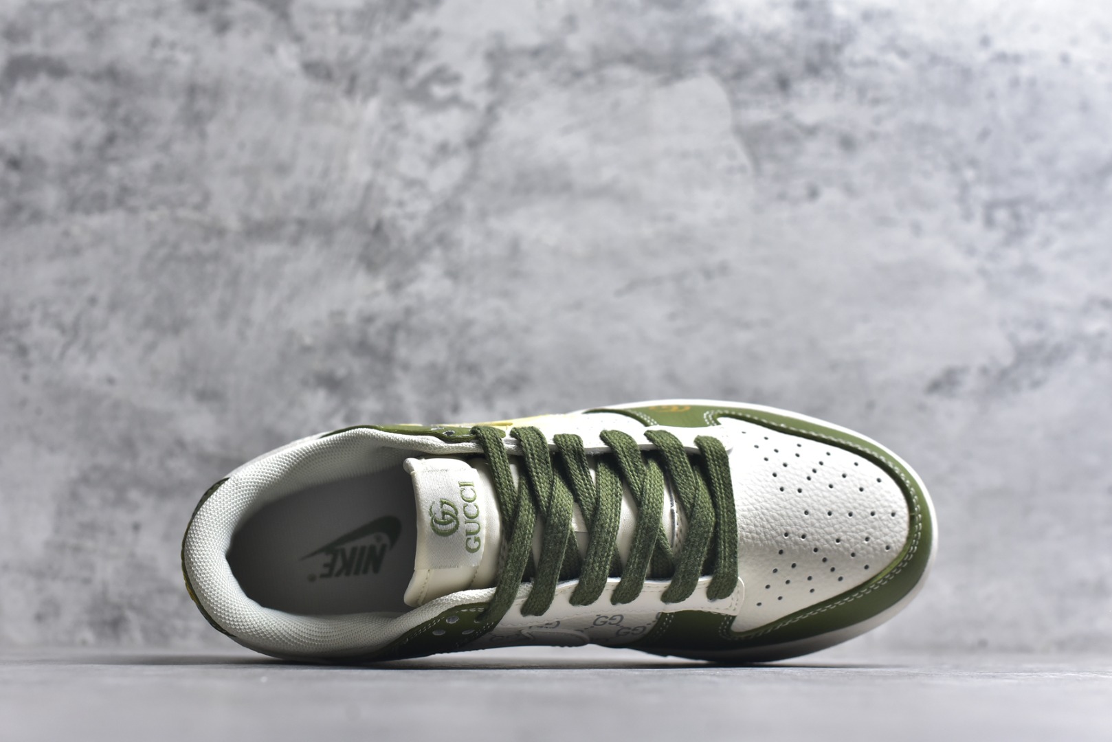 图片[4]-#2026年新款限量发售！Nike SB Dunk Low“ 马年限定—古驰绿” 周年高端定制 低帮休闲板鞋 定制鞋盒 大厂纯原品质出货 超高清洁度 皮料切割干净无任何毛边 细节完美 货号： SD6868-106 尺码：36 36.5 37.5 38 38.5 39 40 40.5 41 42 42.5 43 44 44.5 45-选品中心