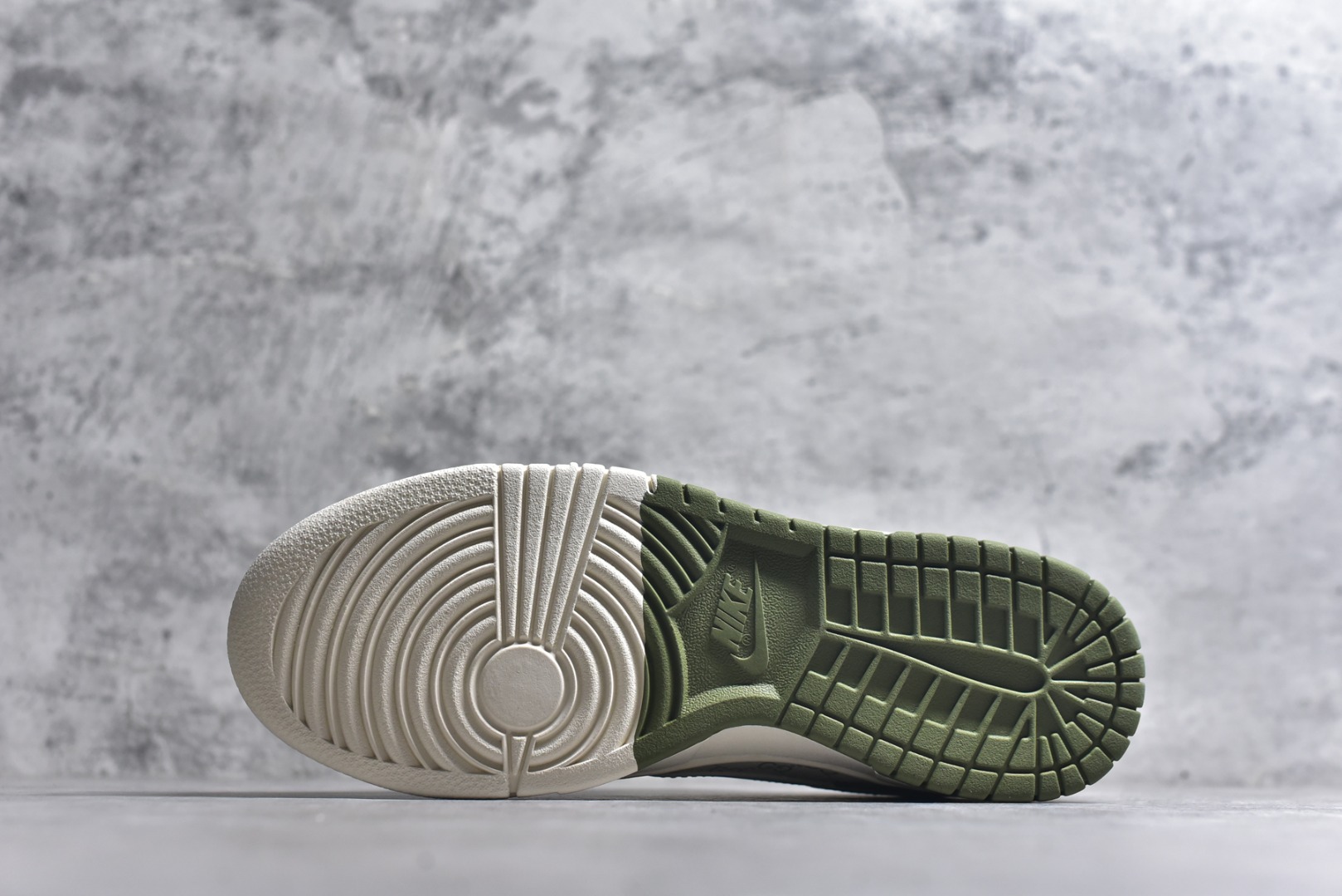 图片[6]-#2026年新款限量发售！Nike SB Dunk Low“ 马年限定—古驰绿” 周年高端定制 低帮休闲板鞋 定制鞋盒 大厂纯原品质出货 超高清洁度 皮料切割干净无任何毛边 细节完美 货号： SD6868-106 尺码：36 36.5 37.5 38 38.5 39 40 40.5 41 42 42.5 43 44 44.5 45-选品中心