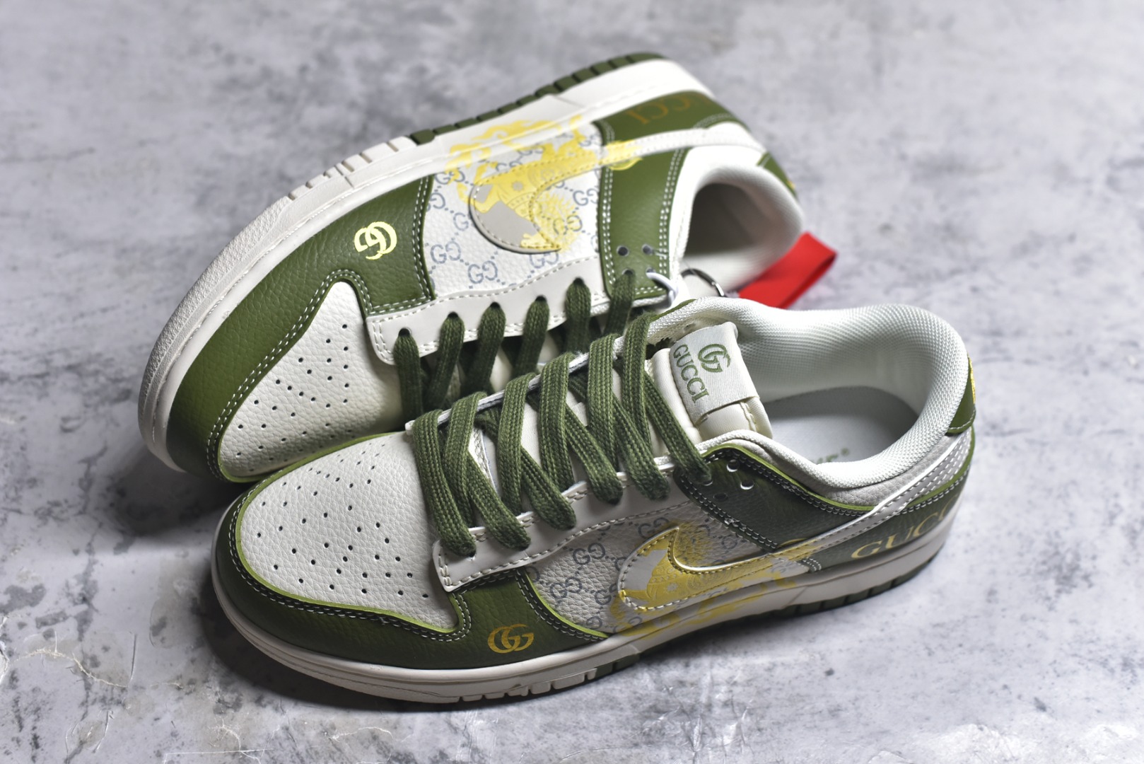 图片[7]-#2026年新款限量发售！Nike SB Dunk Low“ 马年限定—古驰绿” 周年高端定制 低帮休闲板鞋 定制鞋盒 大厂纯原品质出货 超高清洁度 皮料切割干净无任何毛边 细节完美 货号： SD6868-106 尺码：36 36.5 37.5 38 38.5 39 40 40.5 41 42 42.5 43 44 44.5 45-选品中心