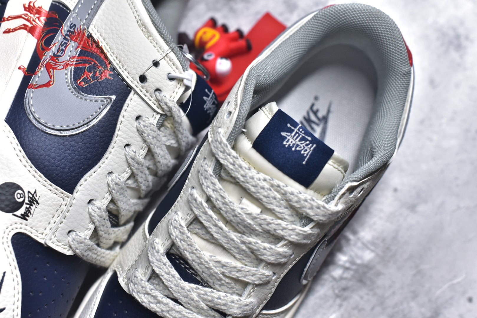 图片[9]-#2026年新款限量发售！Nike SB Dunk Low“ 马年限定—汗血宝马” 周年高端定制 低帮休闲板鞋 定制鞋盒 大厂纯原品质出货 超高清洁度 皮料切割干净无任何毛边 细节完美 货号：SD6868-107 尺码： 36 36.5 37.5 38 38.5 39 40 40.5 41 42 42.5 43 44 44.5 45-选品中心