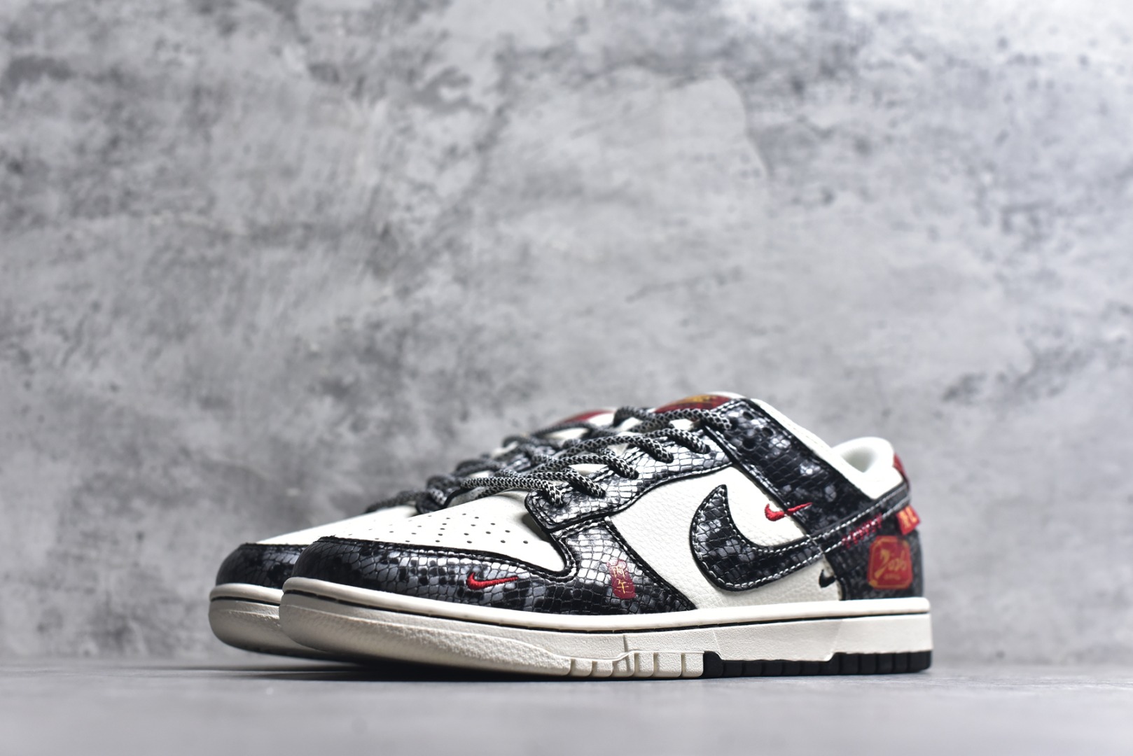 图片[2]-#海外爆款限量发售！Nike SB Dunk Low“ 马年限定—龙马精神” 周年高端定制 低帮休闲板鞋 定制鞋盒 大厂纯原品质出货 超高清洁度 皮料切割干净无任何毛边 细节完美 货号：YX5066-293 尺码：36 36.5 37.5 38 38.5 39 40 40.5 41 42 42.5 43 44 44.5 45-选品中心
