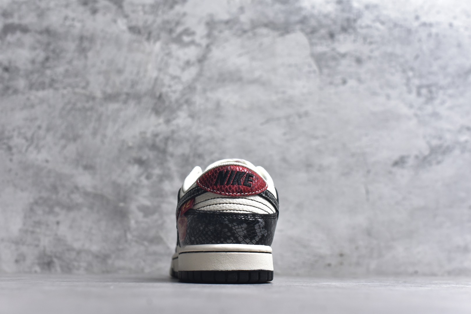 图片[5]-#海外爆款限量发售！Nike SB Dunk Low“ 马年限定—龙马精神” 周年高端定制 低帮休闲板鞋 定制鞋盒 大厂纯原品质出货 超高清洁度 皮料切割干净无任何毛边 细节完美 货号：YX5066-293 尺码：36 36.5 37.5 38 38.5 39 40 40.5 41 42 42.5 43 44 44.5 45-选品中心