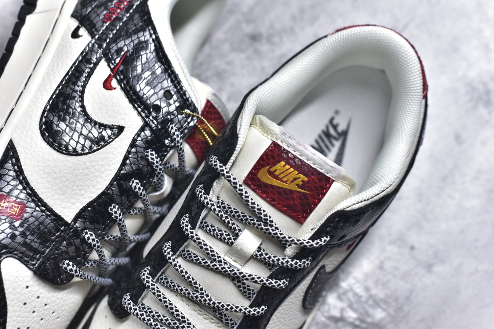 图片[9]-#海外爆款限量发售！Nike SB Dunk Low“ 马年限定—龙马精神” 周年高端定制 低帮休闲板鞋 定制鞋盒 大厂纯原品质出货 超高清洁度 皮料切割干净无任何毛边 细节完美 货号：YX5066-293 尺码：36 36.5 37.5 38 38.5 39 40 40.5 41 42 42.5 43 44 44.5 45-选品中心