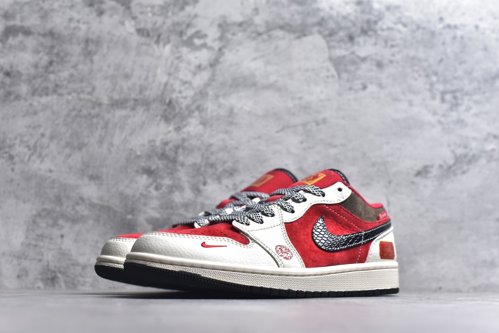 图片[2]-#Air Jordan 1 Low AJ1 乔1 马年限定 骏马奔腾 高端定制 低帮复古篮球鞋 #定制鞋盒 大厂纯原品质出货 超高清洁度 皮料切割干净无任何毛边 细节完美 货号：FC1688-203 尺码：36 36.5 37.5 38 38.5 39 40 40.5 41 42 42.5 43 44 44.5 45-选品中心
