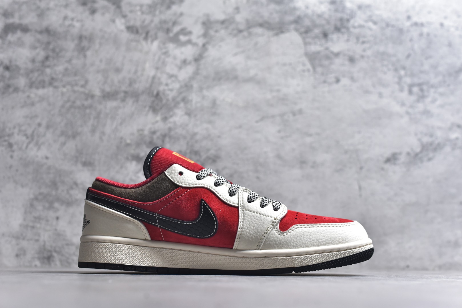 图片[3]-#Air Jordan 1 Low AJ1 乔1 马年限定 骏马奔腾 高端定制 低帮复古篮球鞋 #定制鞋盒 大厂纯原品质出货 超高清洁度 皮料切割干净无任何毛边 细节完美 货号：FC1688-203 尺码：36 36.5 37.5 38 38.5 39 40 40.5 41 42 42.5 43 44 44.5 45-选品中心