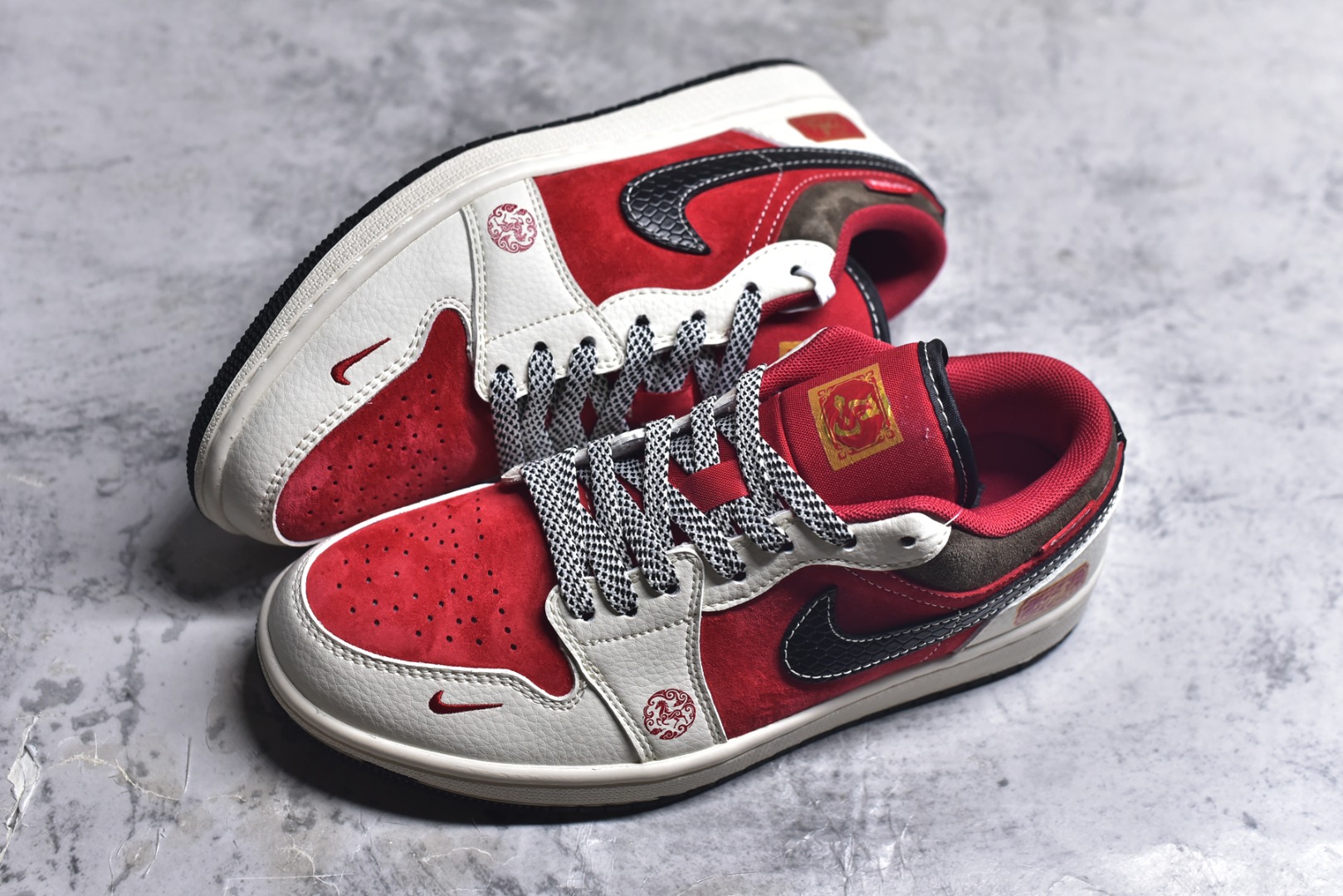 图片[7]-#Air Jordan 1 Low AJ1 乔1 马年限定 骏马奔腾 高端定制 低帮复古篮球鞋 #定制鞋盒 大厂纯原品质出货 超高清洁度 皮料切割干净无任何毛边 细节完美 货号：FC1688-203 尺码：36 36.5 37.5 38 38.5 39 40 40.5 41 42 42.5 43 44 44.5 45-选品中心
