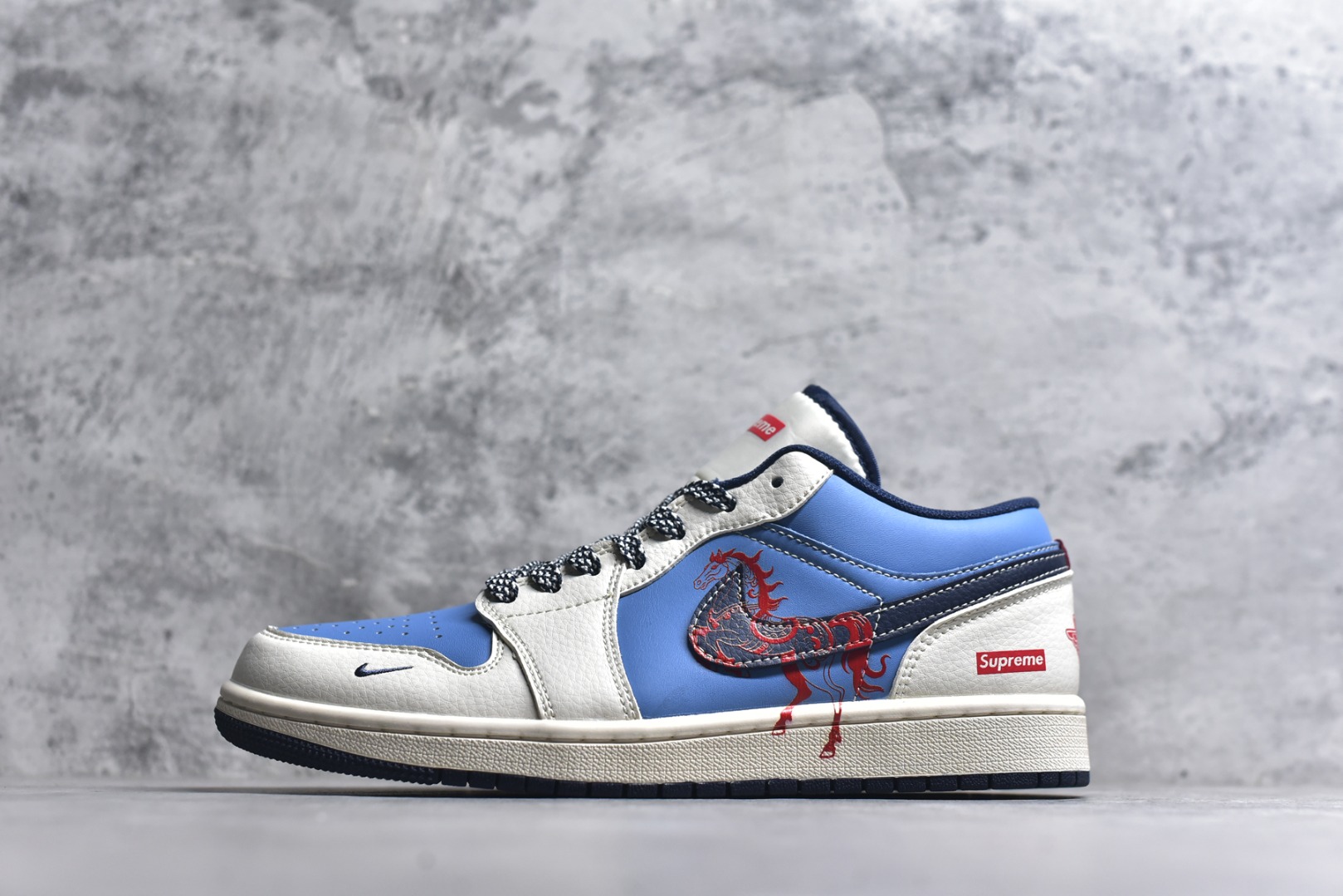 #Nike Air Jordan 1 Low 定制配色 马年联名 定制AJ联名-高端定制 低帮复古文化板鞋 #定制鞋盒 大厂纯原品质出货 超高清洁度 皮料切割干净无任何毛边 细节完美 货号：XX2410-010 尺码：36 36.5 37.5 38 38.5 39 40 40.5 41 42 42.5 43 44 44.5 45-选品中心
