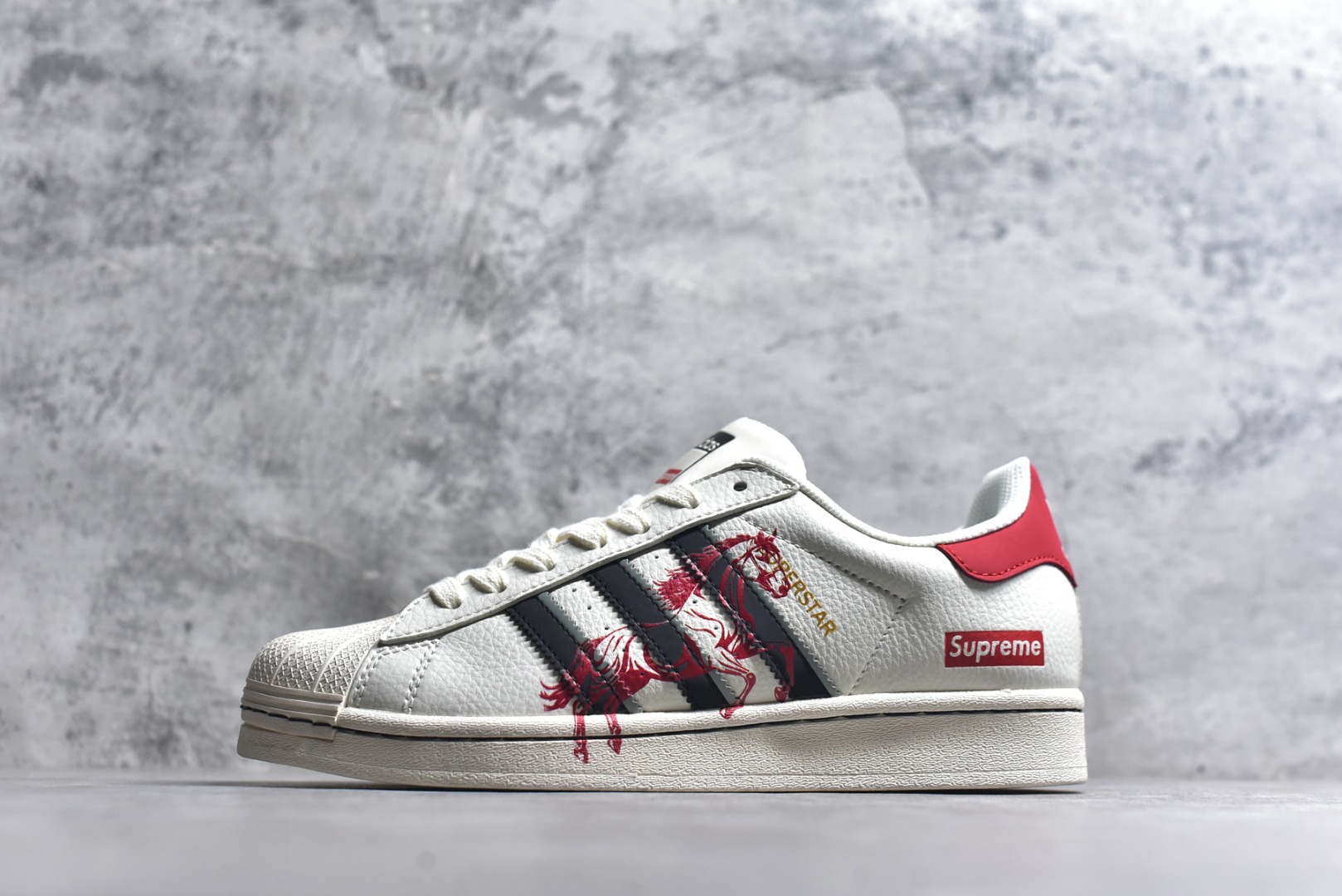 #2026年新款限量发售✨Ad Superstar 定制配色 三叶草低帮休闲百搭贝壳头板鞋 “Supreme联名-马年限定” 公司级版本 大厂流水作业生产 超高清洁度 皮料切割干净无任何毛边 细节完美 货号：JX8905 尺码：36 36.5 37 38 38.5 39 40 40.5 41 42 42.5 43 44 44.5 45-选品中心
