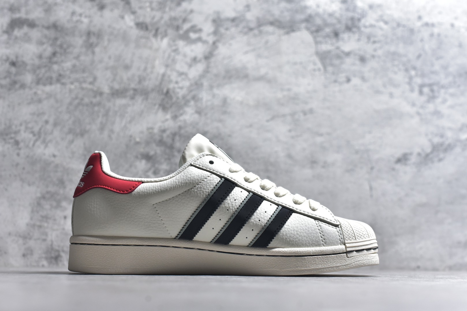 图片[3]-#2026年新款限量发售✨Ad Superstar 定制配色 三叶草低帮休闲百搭贝壳头板鞋 “Supreme联名-马年限定” 公司级版本 大厂流水作业生产 超高清洁度 皮料切割干净无任何毛边 细节完美 货号：JX8905 尺码：36 36.5 37 38 38.5 39 40 40.5 41 42 42.5 43 44 44.5 45-选品中心