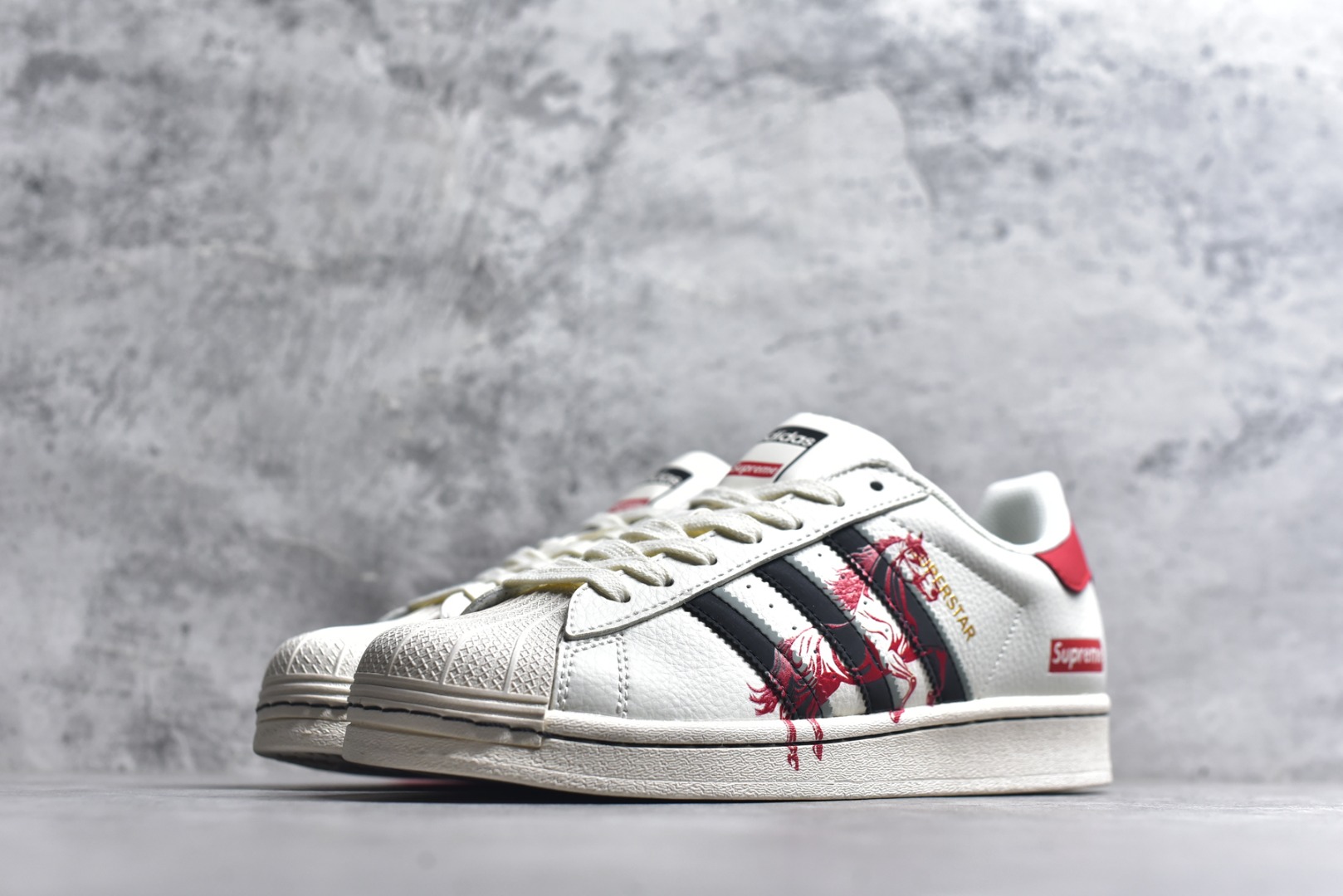 图片[2]-#2026年新款限量发售✨Ad Superstar 定制配色 三叶草低帮休闲百搭贝壳头板鞋 “Supreme联名-马年限定” 公司级版本 大厂流水作业生产 超高清洁度 皮料切割干净无任何毛边 细节完美 货号：JX8905 尺码：36 36.5 37 38 38.5 39 40 40.5 41 42 42.5 43 44 44.5 45-选品中心