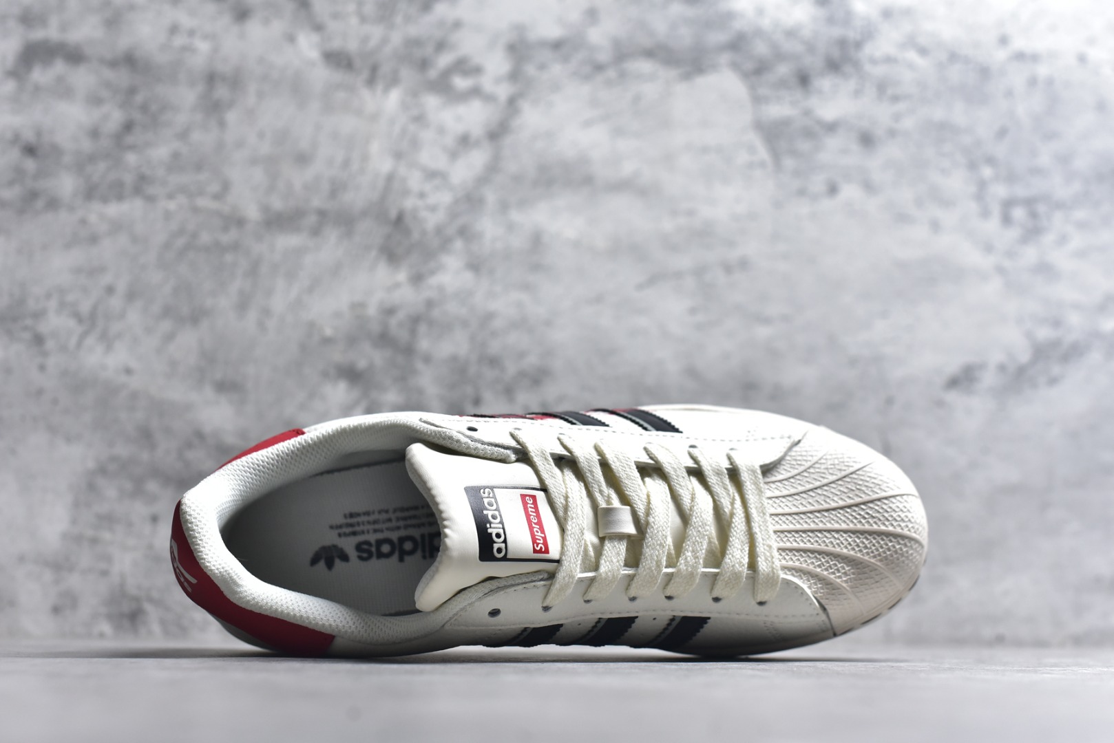 图片[4]-#2026年新款限量发售✨Ad Superstar 定制配色 三叶草低帮休闲百搭贝壳头板鞋 “Supreme联名-马年限定” 公司级版本 大厂流水作业生产 超高清洁度 皮料切割干净无任何毛边 细节完美 货号：JX8905 尺码：36 36.5 37 38 38.5 39 40 40.5 41 42 42.5 43 44 44.5 45-选品中心