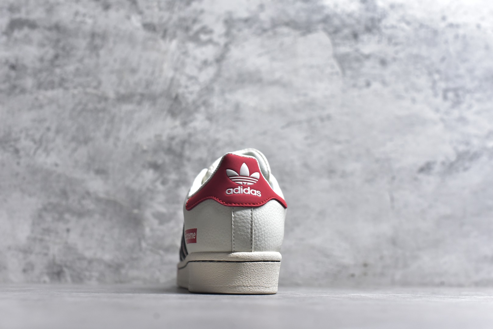 图片[5]-#2026年新款限量发售✨Ad Superstar 定制配色 三叶草低帮休闲百搭贝壳头板鞋 “Supreme联名-马年限定” 公司级版本 大厂流水作业生产 超高清洁度 皮料切割干净无任何毛边 细节完美 货号：JX8905 尺码：36 36.5 37 38 38.5 39 40 40.5 41 42 42.5 43 44 44.5 45-选品中心